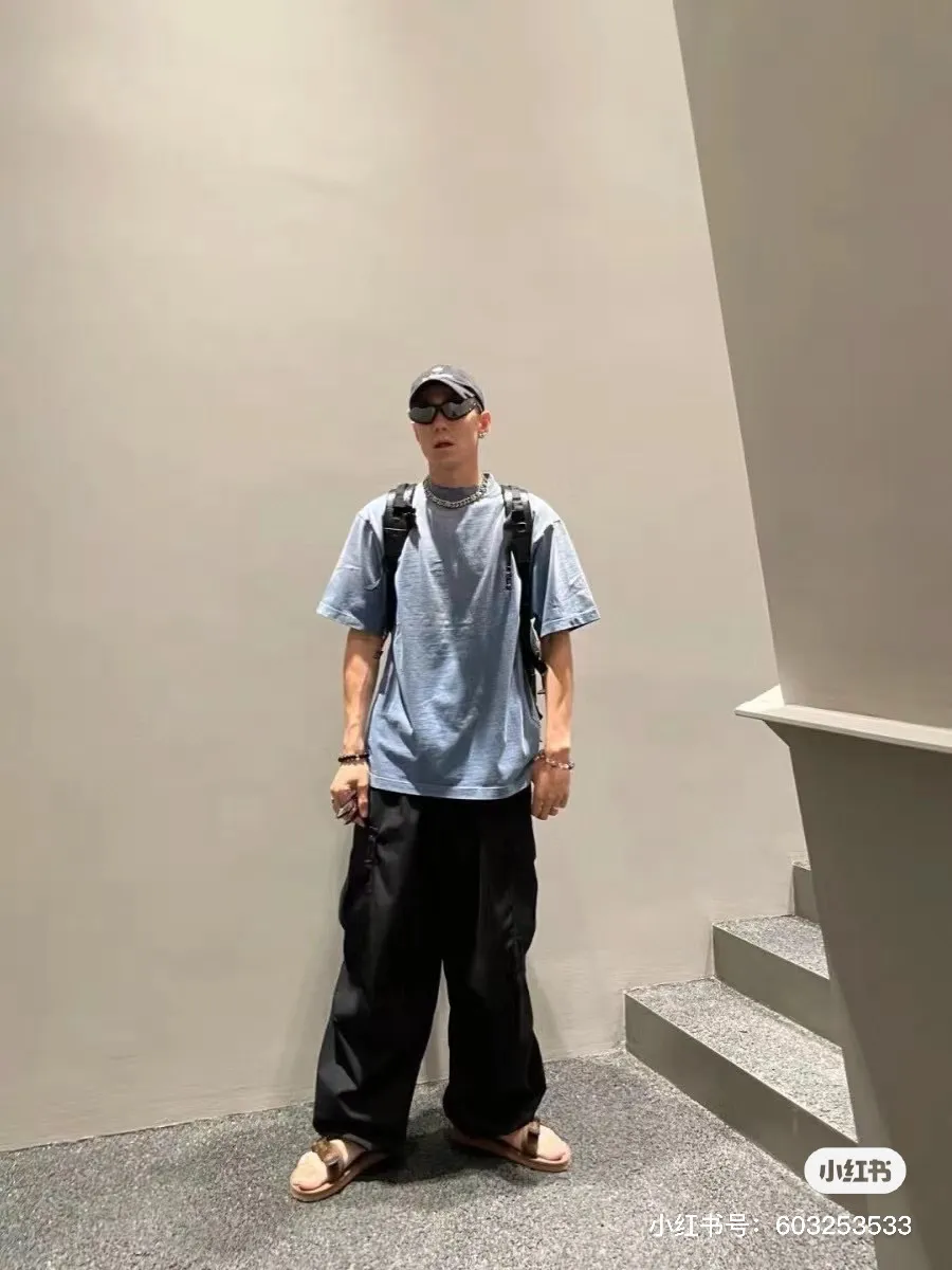 ♻️💯Upper body reference model picture❤️Top tested version - BALENCIAGA - Paris' new gradient color series. Short-sleeved T-shirt with embroidered letter logo on the front and back. Exclusive logo letter pattern on the front and back. Heavy craftsmanship. Simple but not simple. Original development of custom-woven fabric. Use specific weight 280g. Process washing treatment. Spray horse process. Not easy to deform. Soft texture. Full of thickness. Highly restored. The chest is made of imported Tajima Machine Heavy Industry high-density embroidery. Fine embroidery, three-dimensional effect, clear lines, no rough edges and miscellaneous threads, ultra-high-tech embroidery, very high fullness, obvious concave and convex texture, OS dropped shoulders, loose version, same style for men and women, color: blue, size: XS--L P:280