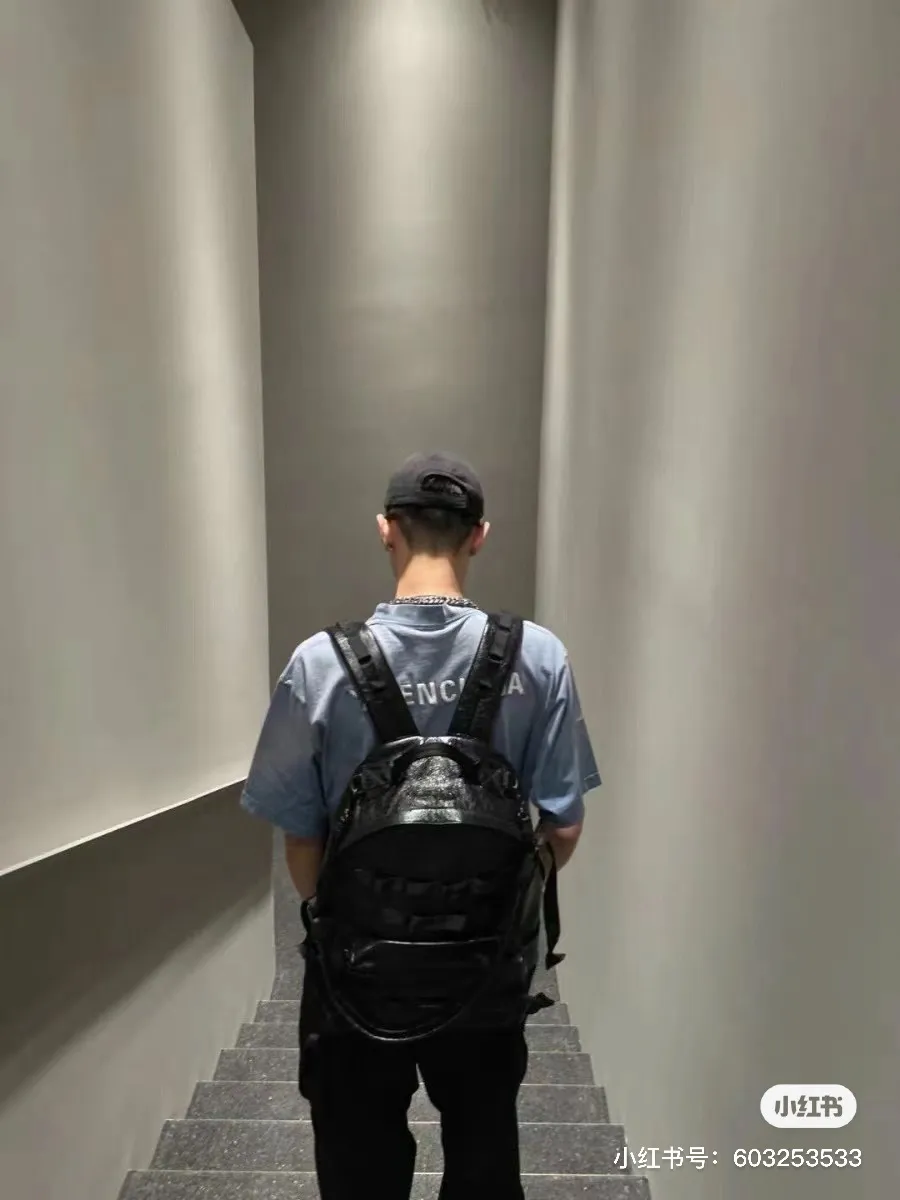 ♻️💯Upper body reference model picture❤️Top tested version - BALENCIAGA - Paris' new gradient color series. Short-sleeved T-shirt with embroidered letter logo on the front and back. Exclusive logo letter pattern on the front and back. Heavy craftsmanship. Simple but not simple. Original development of custom-woven fabric. Use specific weight 280g. Process washing treatment. Spray horse process. Not easy to deform. Soft texture. Full of thickness. Highly restored. The chest is made of imported Tajima Machine Heavy Industry high-density embroidery. Fine embroidery, three-dimensional effect, clear lines, no rough edges and miscellaneous threads, ultra-high-tech embroidery, very high fullness, obvious concave and convex texture, OS dropped shoulders, loose version, same style for men and women, color: blue, size: XS--L P:280