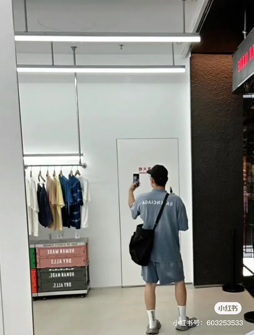 ♻️💯Upper body reference model picture❤️Top tested version - BALENCIAGA - Paris' new gradient color series. Short-sleeved T-shirt with embroidered letter logo on the front and back. Exclusive logo letter pattern on the front and back. Heavy craftsmanship. Simple but not simple. Original development of custom-woven fabric. Use specific weight 280g. Process washing treatment. Spray horse process. Not easy to deform. Soft texture. Full of thickness. Highly restored. The chest is made of imported Tajima Machine Heavy Industry high-density embroidery. Fine embroidery, three-dimensional effect, clear lines, no rough edges and miscellaneous threads, ultra-high-tech embroidery, very high fullness, obvious concave and convex texture, OS dropped shoulders, loose version, same style for men and women, color: blue, size: XS--L P:280