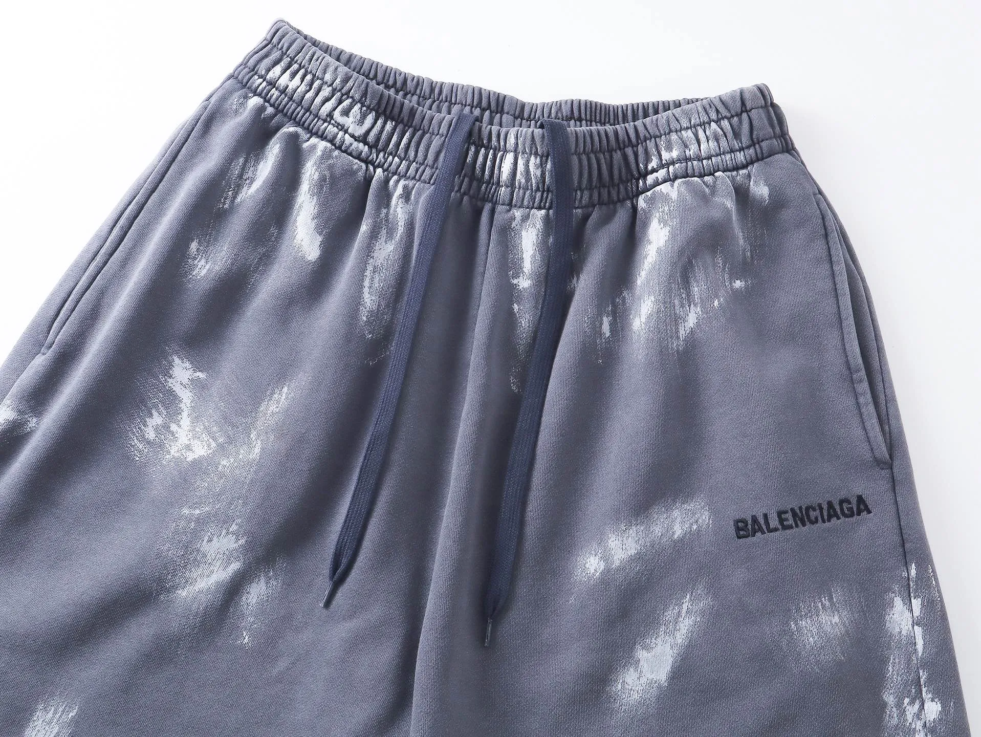 🅿️240 real shots [Top version. Official website quality] BALENCI*GA/Paris. 2025 new model. Embroidered letter LOGO on the front, washed, distressed, hand-painted graffiti shorts. Brick cabinet synchronization. Genuine product developed at the first time, super heavy craftsmanship! Happy printing comparison! The fabric is made of Paris ZP custom-woven and dyed 100% cotton terry sweatshirt. The weight is 460 grams. The cloth surface is clean. The cloth pattern is clear, soft and comfortable to the touch. The embroidery is embroidered with an imported Tajima embroidery machine. The letters are clear and the effect is three-dimensional. The version adopts a loose version. Same style for men and women. Code: BL257006 Color: washed gray Size: XS S M L