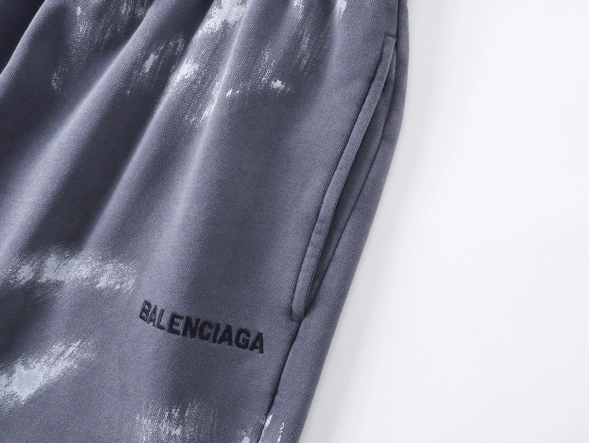 🅿️240 real shots [Top version. Official website quality] BALENCI*GA/Paris. 2025 new model. Embroidered letter LOGO on the front, washed, distressed, hand-painted graffiti shorts. Brick cabinet synchronization. Genuine product developed at the first time, super heavy craftsmanship! Happy printing comparison! The fabric is made of Paris ZP custom-woven and dyed 100% cotton terry sweatshirt. The weight is 460 grams. The cloth surface is clean. The cloth pattern is clear, soft and comfortable to the touch. The embroidery is embroidered with an imported Tajima embroidery machine. The letters are clear and the effect is three-dimensional. The version adopts a loose version. Same style for men and women. Code: BL257006 Color: washed gray Size: XS S M L
