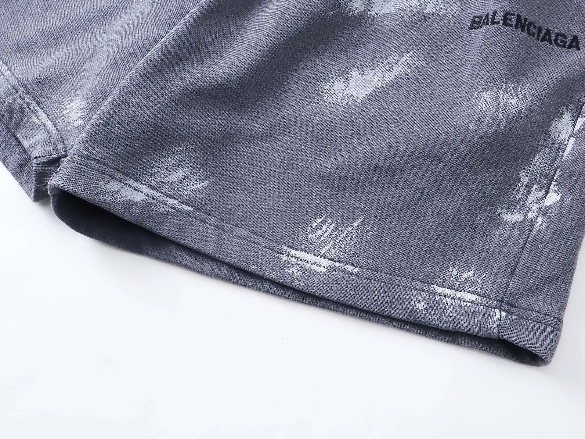 🅿️240 real shots [Top version. Official website quality] BALENCI*GA/Paris. 2025 new model. Embroidered letter LOGO on the front, washed, distressed, hand-painted graffiti shorts. Brick cabinet synchronization. Genuine product developed at the first time, super heavy craftsmanship! Happy printing comparison! The fabric is made of Paris ZP custom-woven and dyed 100% cotton terry sweatshirt. The weight is 460 grams. The cloth surface is clean. The cloth pattern is clear, soft and comfortable to the touch. The embroidery is embroidered with an imported Tajima embroidery machine. The letters are clear and the effect is three-dimensional. The version adopts a loose version. Same style for men and women. Code: BL257006 Color: washed gray Size: XS S M L