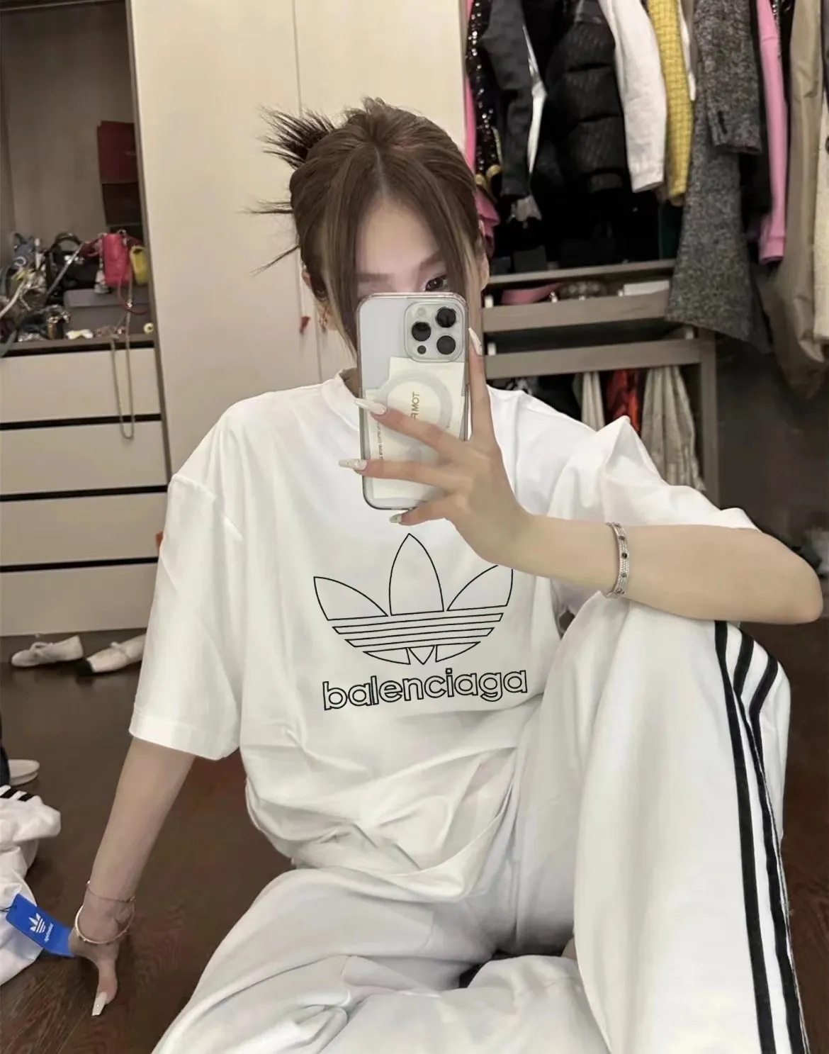 🎀Hot model picture🎀Top tested version BALENCIAGA/ADIDAS Balenciaga co-branded Adidas clover 23SS printed pattern letter round neck short-sleeved T-shirt is a hot topic at the moment🔥Quality ceiling It seems to be a simple printing or embroidery, but it is not simple at all. 100% imported machine restoration. The details of the workmanship and fabrics are consistent with the original ones. Guaranteed no color difference with the counters. Feel free to compare. ⚠️Note that the threaded collars are all original collars of certain Paris and Paris, with high wrapping. The width of the collar and cabinets are accurate to millimeters. Thick collars are not easily deformed. The collars of high-end products are all restored to cabinets. This distinguishes the large collars of the world from ordinary garbage. ⚠️Different styles of washed wheat main wheat, including imported wheat, have different colors and codes. Really restore the counter. As we all know, Balenciaga's collar labels in each quarter have different English or different colors. This distinguishes fast food products with the same common main wheat, washed wheat. ⚠️Attention to workmanship, stitching at the neckline, no folds, smooth and natural, no overlapping lines, true restoration ⚠️The fabric is made of 250g Paris-specific double yarn, which is really incomparable with the ordinary version on the market. Correct printing details, correct double yarn high weight thread, correct packaging details, all-round restoration of workmanship, all-round restoration of packaging P:270 Color: black white green SIZE: XS-S-M-L