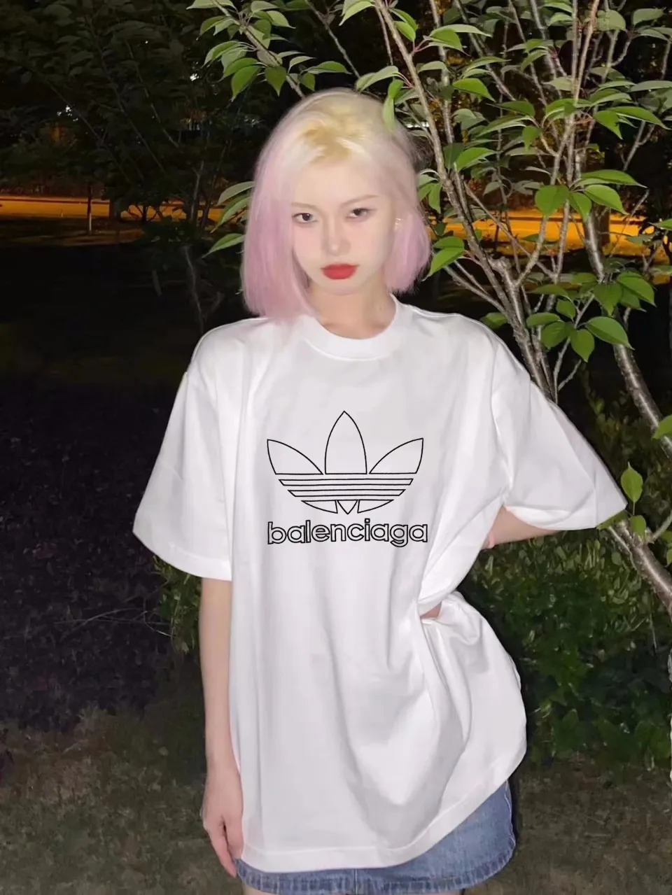 🎀Hot model picture🎀Top tested version BALENCIAGA/ADIDAS Balenciaga co-branded Adidas clover 23SS printed pattern letter round neck short-sleeved T-shirt is a hot topic at the moment🔥Quality ceiling It seems to be a simple printing or embroidery, but it is not simple at all. 100% imported machine restoration. The details of the workmanship and fabrics are consistent with the original ones. Guaranteed no color difference with the counters. Feel free to compare. ⚠️Note that the threaded collars are all original collars of certain Paris and Paris, with high wrapping. The width of the collar and cabinets are accurate to millimeters. Thick collars are not easily deformed. The collars of high-end products are all restored to cabinets. This distinguishes the large collars of the world from ordinary garbage. ⚠️Different styles of washed wheat main wheat, including imported wheat, have different colors and codes. Really restore the counter. As we all know, Balenciaga's collar labels in each quarter have different English or different colors. This distinguishes fast food products with the same common main wheat, washed wheat. ⚠️Attention to workmanship, stitching at the neckline, no folds, smooth and natural, no overlapping lines, true restoration ⚠️The fabric is made of 250g Paris-specific double yarn, which is really incomparable with the ordinary version on the market. Correct printing details, correct double yarn high weight thread, correct packaging details, all-round restoration of workmanship, all-round restoration of packaging P:270 Color: black white green SIZE: XS-S-M-L