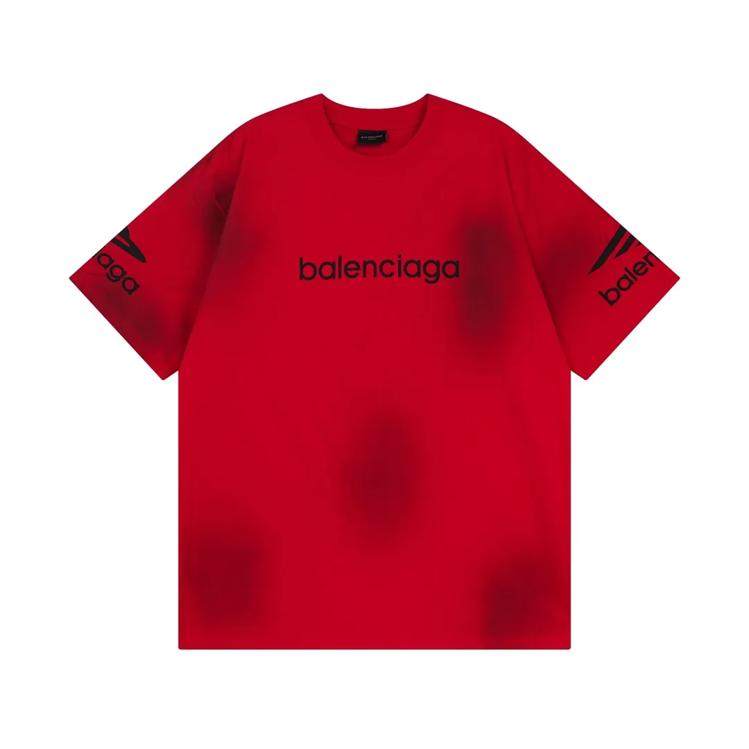 🅿️194 detailed pictures. Note: Red with spray-painted distressed style P144 [Top version. Official website quality] BALENCI*GA/Paris. Big LOGO new ski series short-sleeved T-shirt #2024 new style. The front, back, left and right sleeves are printed with the new LOGO, and the ready-made clothes are washed and worn. This is normal market practice.        Welcome to compare. The fabric is made of Paris ZP custom-woven and dyed cotton double yarn, with a weight of 260 grams. The cloth surface is clean. The cloth pattern is clear, soft and comfortable. The threads are dyed with no color difference. The classic letter LOGO is printed with imported environmentally friendly glue. The letters are clear and the effect is three-dimensional. Restore the brick cabinet, adopt the OS loose shoulder style. Same style for men and women. Code: BL223336 Color: black, white, red, (the price of red is different) Size: XS to L