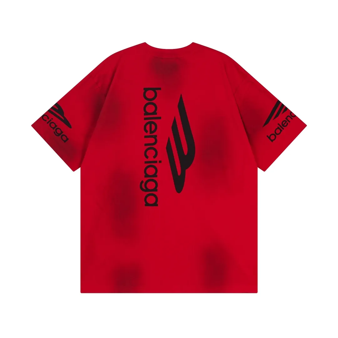 🅿️194 detailed pictures. Note: Red with spray-painted distressed style P144 [Top version. Official website quality] BALENCI*GA/Paris. Big LOGO new ski series short-sleeved T-shirt #2024 new style. The front, back, left and right sleeves are printed with the new LOGO, and the ready-made clothes are washed and worn. This is normal market practice.        Welcome to compare. The fabric is made of Paris ZP custom-woven and dyed cotton double yarn, with a weight of 260 grams. The cloth surface is clean. The cloth pattern is clear, soft and comfortable. The threads are dyed with no color difference. The classic letter LOGO is printed with imported environmentally friendly glue. The letters are clear and the effect is three-dimensional. Restore the brick cabinet, adopt the OS loose shoulder style. Same style for men and women. Code: BL223336 Color: black, white, red, (the price of red is different) Size: XS to L