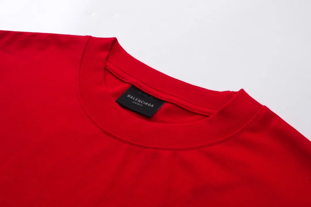 🅿️194 detailed pictures. Note: Red with spray-painted distressed style P144 [Top version. Official website quality] BALENCI*GA/Paris. Big LOGO new ski series short-sleeved T-shirt #2024 new style. The front, back, left and right sleeves are printed with the new LOGO, and the ready-made clothes are washed and worn. This is normal market practice.        Welcome to compare. The fabric is made of Paris ZP custom-woven and dyed cotton double yarn, with a weight of 260 grams. The cloth surface is clean. The cloth pattern is clear, soft and comfortable. The threads are dyed with no color difference. The classic letter LOGO is printed with imported environmentally friendly glue. The letters are clear and the effect is three-dimensional. Restore the brick cabinet, adopt the OS loose shoulder style. Same style for men and women. Code: BL223336 Color: black, white, red, (the price of red is different) Size: XS to L