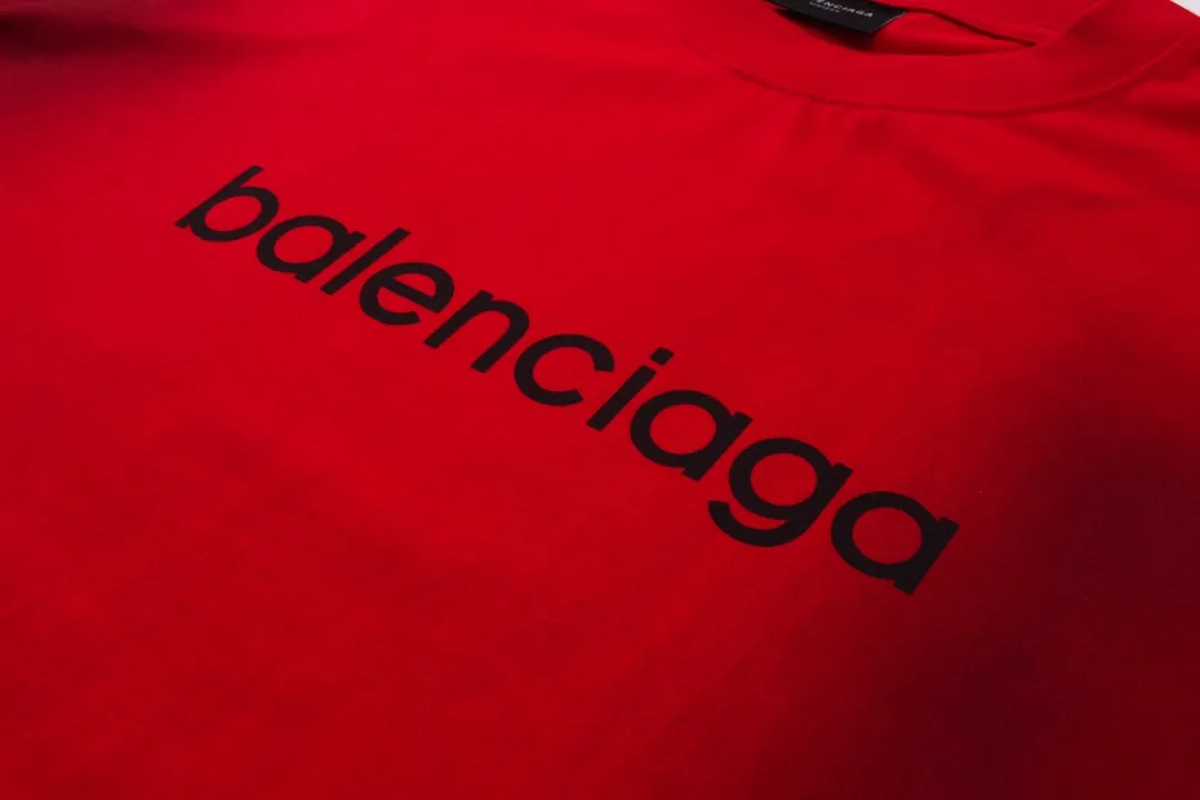 🅿️194 detailed pictures. Note: Red with spray-painted distressed style P144 [Top version. Official website quality] BALENCI*GA/Paris. Big LOGO new ski series short-sleeved T-shirt #2024 new style. The front, back, left and right sleeves are printed with the new LOGO, and the ready-made clothes are washed and worn. This is normal market practice.        Welcome to compare. The fabric is made of Paris ZP custom-woven and dyed cotton double yarn, with a weight of 260 grams. The cloth surface is clean. The cloth pattern is clear, soft and comfortable. The threads are dyed with no color difference. The classic letter LOGO is printed with imported environmentally friendly glue. The letters are clear and the effect is three-dimensional. Restore the brick cabinet, adopt the OS loose shoulder style. Same style for men and women. Code: BL223336 Color: black, white, red, (the price of red is different) Size: XS to L