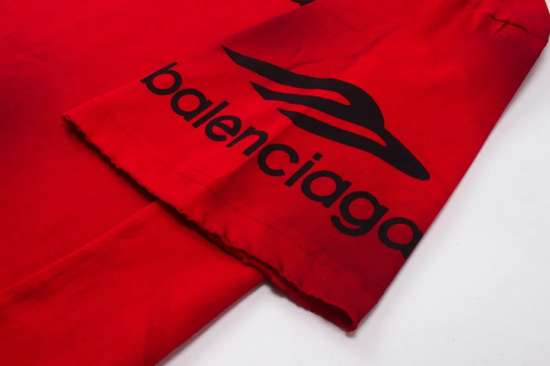 🅿️194 detailed pictures. Note: Red with spray-painted distressed style P144 [Top version. Official website quality] BALENCI*GA/Paris. Big LOGO new ski series short-sleeved T-shirt #2024 new style. The front, back, left and right sleeves are printed with the new LOGO, and the ready-made clothes are washed and worn. This is normal market practice.        Welcome to compare. The fabric is made of Paris ZP custom-woven and dyed cotton double yarn, with a weight of 260 grams. The cloth surface is clean. The cloth pattern is clear, soft and comfortable. The threads are dyed with no color difference. The classic letter LOGO is printed with imported environmentally friendly glue. The letters are clear and the effect is three-dimensional. Restore the brick cabinet, adopt the OS loose shoulder style. Same style for men and women. Code: BL223336 Color: black, white, red, (the price of red is different) Size: XS to L