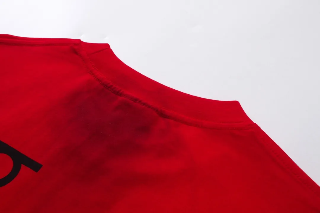 🅿️194 detailed pictures. Note: Red with spray-painted distressed style P144 [Top version. Official website quality] BALENCI*GA/Paris. Big LOGO new ski series short-sleeved T-shirt #2024 new style. The front, back, left and right sleeves are printed with the new LOGO, and the ready-made clothes are washed and worn. This is normal market practice.        Welcome to compare. The fabric is made of Paris ZP custom-woven and dyed cotton double yarn, with a weight of 260 grams. The cloth surface is clean. The cloth pattern is clear, soft and comfortable. The threads are dyed with no color difference. The classic letter LOGO is printed with imported environmentally friendly glue. The letters are clear and the effect is three-dimensional. Restore the brick cabinet, adopt the OS loose shoulder style. Same style for men and women. Code: BL223336 Color: black, white, red, (the price of red is different) Size: XS to L