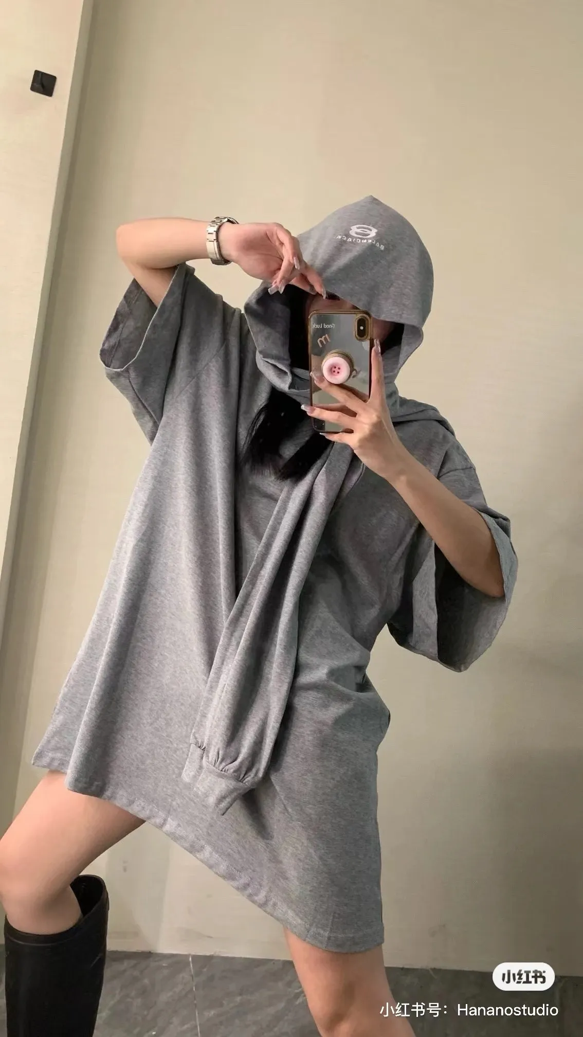 ♻️💯Reference model picture for the upper body❤️The top version of Balenciaga 24 new model Yang Chaoyue and Lu Yi, the same style. Fake two-piece hooded embroidered short-sleeves. Made of retro jersey fabric, customized plaid grinding sleeves, button opening and closing design detail cuffs, German embroidery machine, front chest mirror reverse high-density embroidery, the body is spliced ​​with 2 kinds of fabric panels, overlapping effect, loose version, same style for men and women! Color: Black Gray Size: S M L P: 350