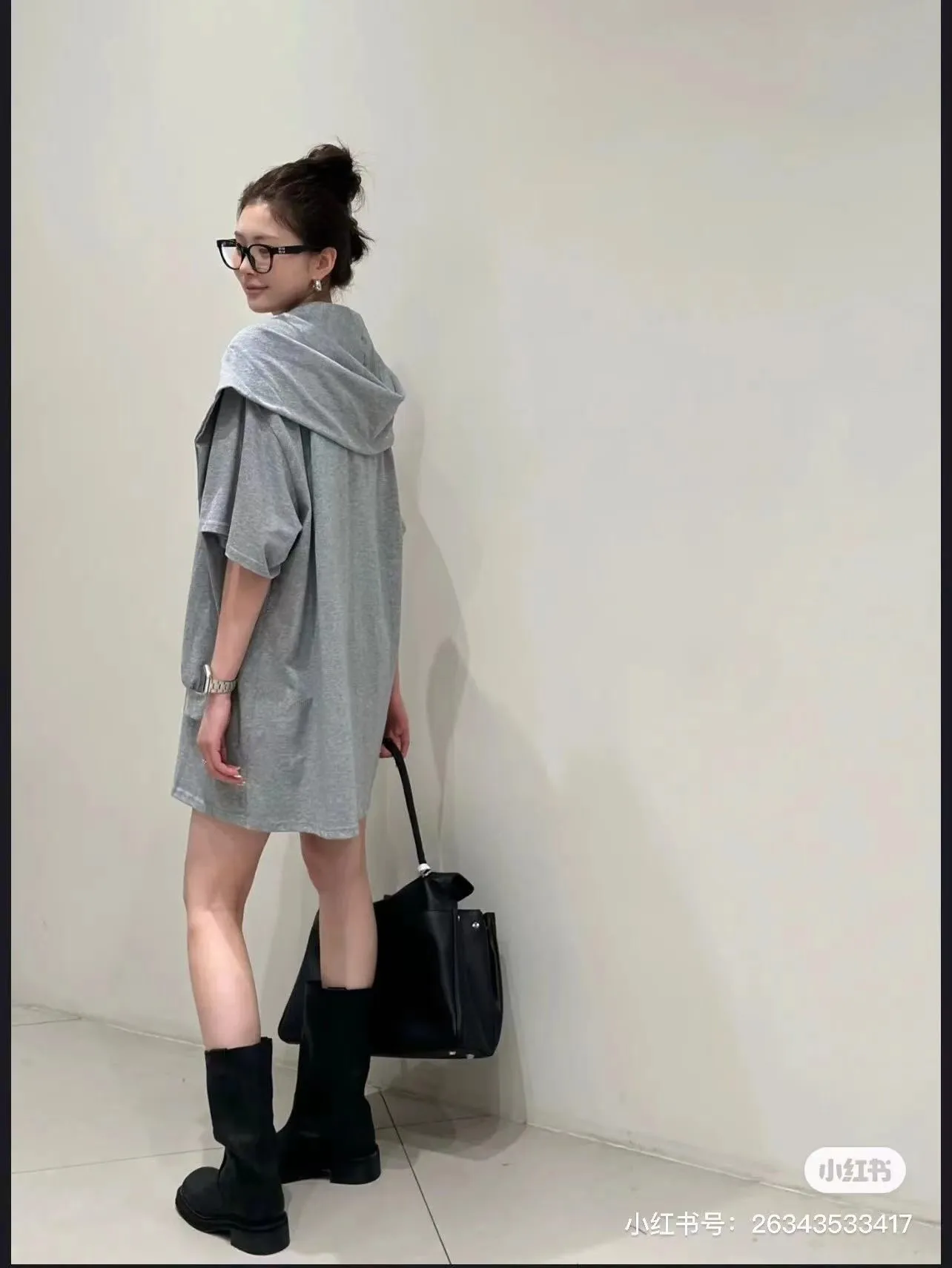 ♻️💯Reference model picture for the upper body❤️The top version of Balenciaga 24 new model Yang Chaoyue and Lu Yi, the same style. Fake two-piece hooded embroidered short-sleeves. Made of retro jersey fabric, customized plaid grinding sleeves, button opening and closing design detail cuffs, German embroidery machine, front chest mirror reverse high-density embroidery, the body is spliced ​​with 2 kinds of fabric panels, overlapping effect, loose version, same style for men and women! Color: Black Gray Size: S M L P: 350