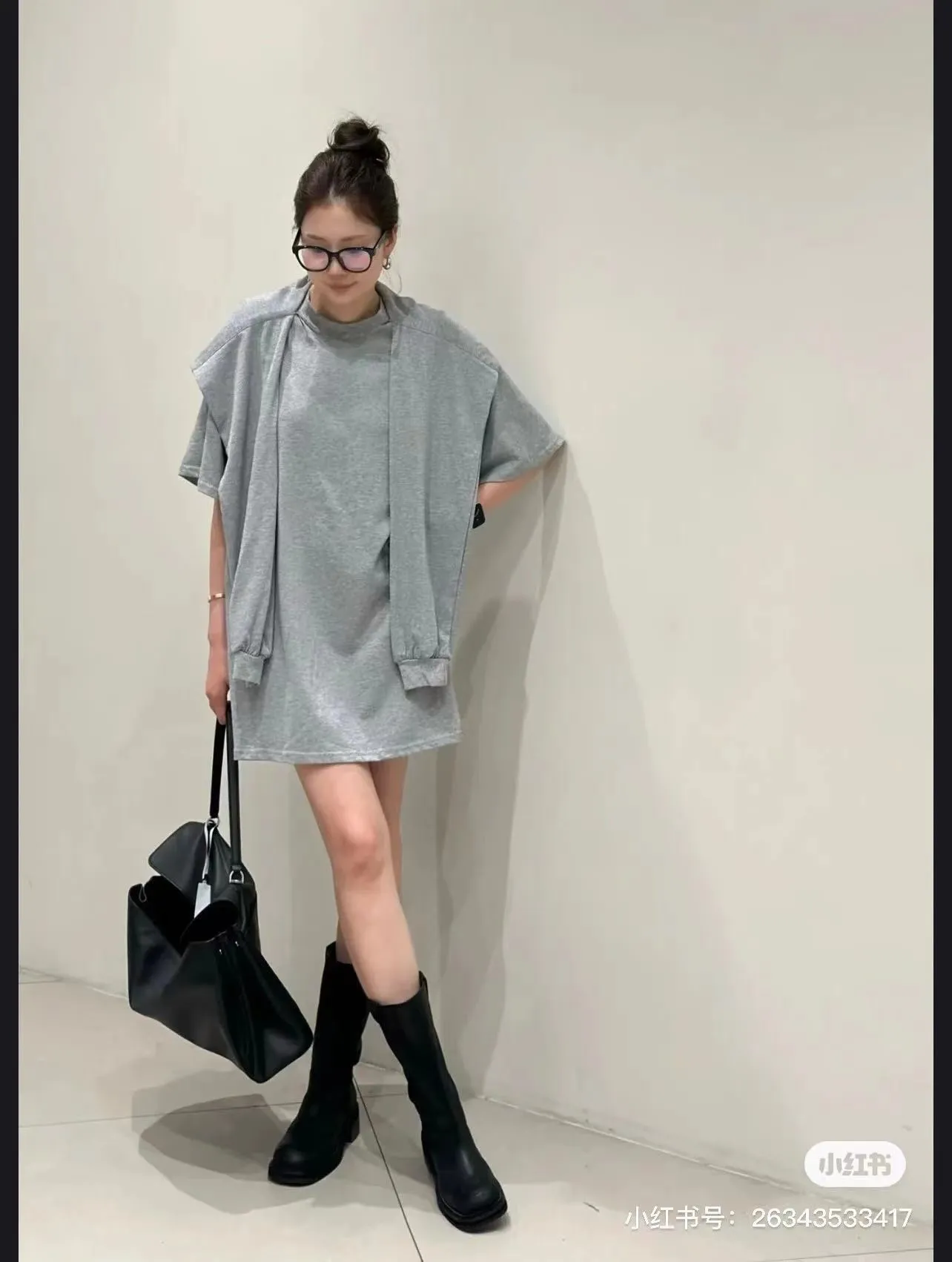 ♻️💯Reference model picture for the upper body❤️The top version of Balenciaga 24 new model Yang Chaoyue and Lu Yi, the same style. Fake two-piece hooded embroidered short-sleeves. Made of retro jersey fabric, customized plaid grinding sleeves, button opening and closing design detail cuffs, German embroidery machine, front chest mirror reverse high-density embroidery, the body is spliced ​​with 2 kinds of fabric panels, overlapping effect, loose version, same style for men and women! Color: Black Gray Size: S M L P: 350