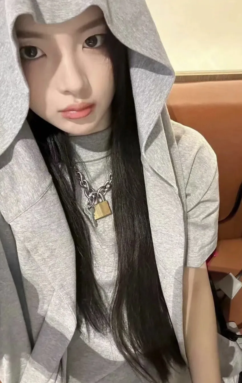 ♻️💯Reference model picture for the upper body❤️The top version of Balenciaga 24 new model Yang Chaoyue and Lu Yi, the same style. Fake two-piece hooded embroidered short-sleeves. Made of retro jersey fabric, customized plaid grinding sleeves, button opening and closing design detail cuffs, German embroidery machine, front chest mirror reverse high-density embroidery, the body is spliced ​​with 2 kinds of fabric panels, overlapping effect, loose version, same style for men and women! Color: Black Gray Size: S M L P: 350