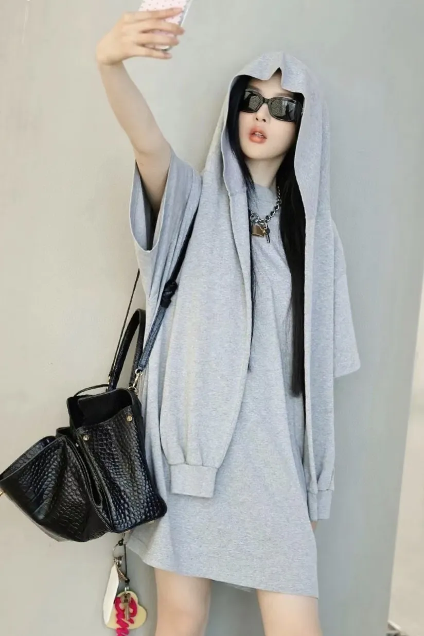♻️💯Reference model picture for the upper body❤️The top version of Balenciaga 24 new model Yang Chaoyue and Lu Yi, the same style. Fake two-piece hooded embroidered short-sleeves. Made of retro jersey fabric, customized plaid grinding sleeves, button opening and closing design detail cuffs, German embroidery machine, front chest mirror reverse high-density embroidery, the body is spliced ​​with 2 kinds of fabric panels, overlapping effect, loose version, same style for men and women! Color: Black Gray Size: S M L P: 350