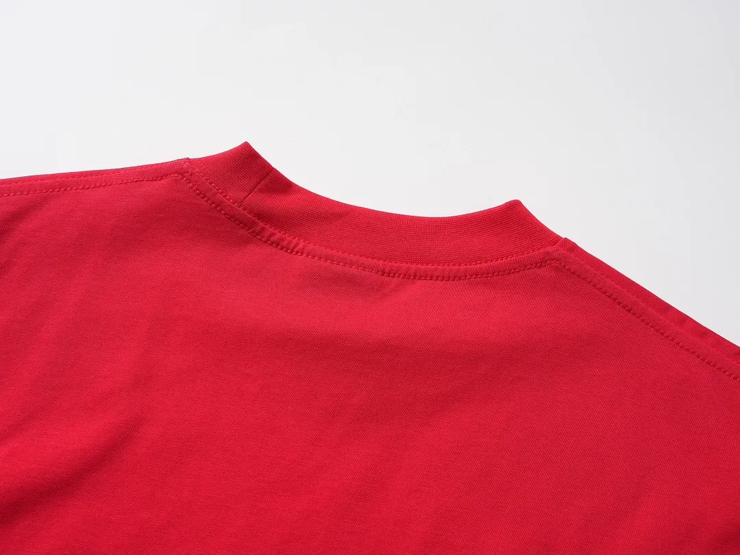 🅿️180 real photos [Top version. Official website quality] BALENCI*GA/Paris. SS24 latest crown L printed short-sleeved T-shirt. Brick cabinet synchronization. Genuine product developed at the first time, happy to print and compare! The fabric is made of Paris ZP custom-woven and dyed cotton double yarn. Weighing 260 grams, the cloth surface is clean. The cloth pattern is clear, soft and comfortable, and the threads are dyed with no color difference. The printing uses environmentally friendly imported materials. The letters are clear and the effect is three-dimensional. The version adopts OS loose shoulder design. Same style for men and women. Code: BL223607 Color: black, red, white Size: XS S M L