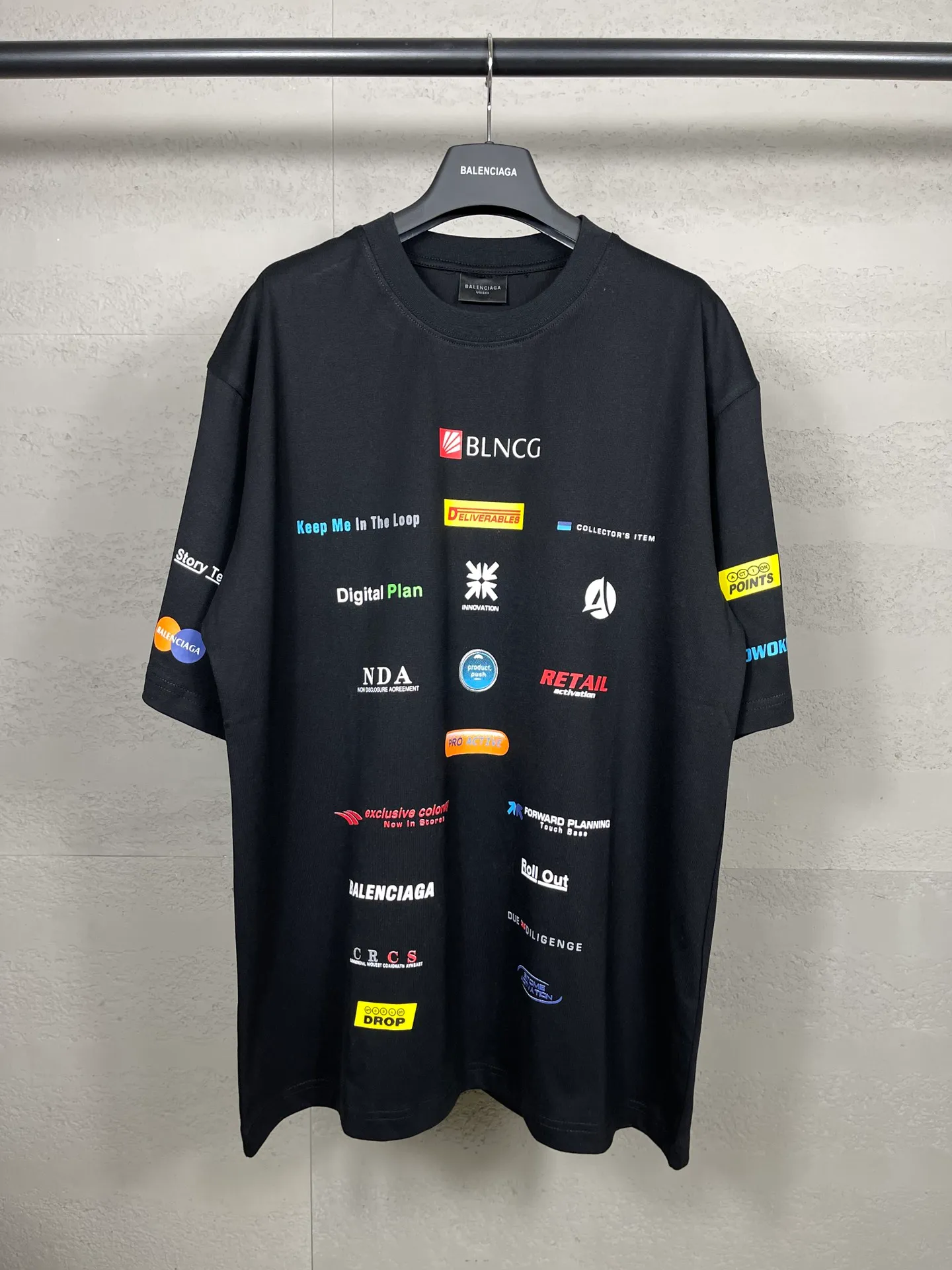 🅿️200 real photos [Top version. Official website quality] BALENCI*GA/Paris. Multi-element trademark LOGO short-sleeved T-shirt 2024 new style. All pattern details, colors and Y boards are customized, and the brick cabinets are synchronized. Genuine products are developed in the first time, and you can print and compare! The fabric is made of Paris ZP custom-woven and dyed cotton double yarn. Weighing 260 grams, the cloth surface is clean. The cloth pattern is clear, soft and comfortable. The threads are dyed with no color difference. The printing uses environmentally friendly imported materials, the letters are clear and the effect is three-dimensional. The version adopts OS loose shoulder design. Same style for men and women. Code: BL223362 Color: black, white Size: XS to L