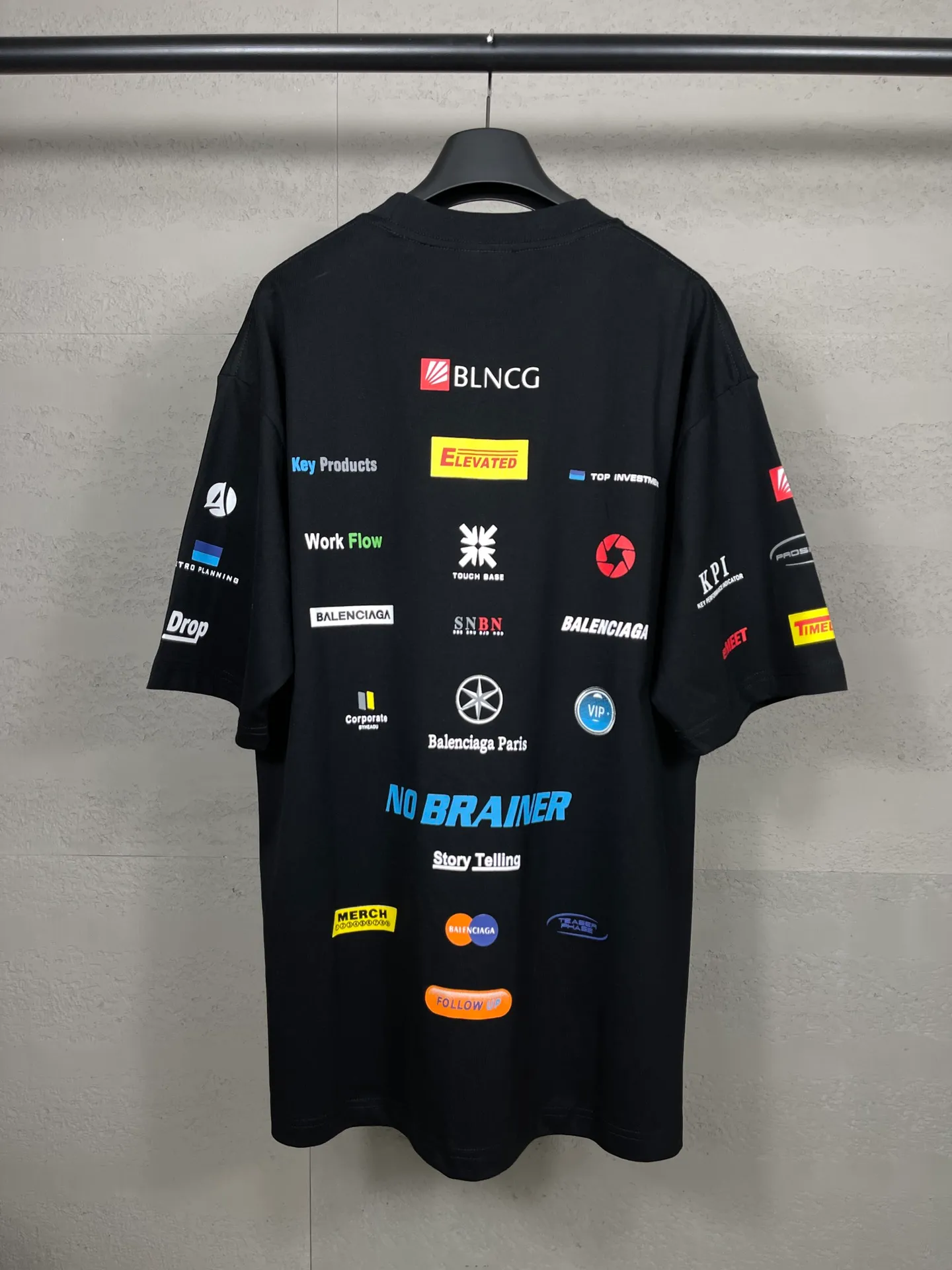 🅿️200 real photos [Top version. Official website quality] BALENCI*GA/Paris. Multi-element trademark LOGO short-sleeved T-shirt 2024 new style. All pattern details, colors and Y boards are customized, and the brick cabinets are synchronized. Genuine products are developed in the first time, and you can print and compare! The fabric is made of Paris ZP custom-woven and dyed cotton double yarn. Weighing 260 grams, the cloth surface is clean. The cloth pattern is clear, soft and comfortable. The threads are dyed with no color difference. The printing uses environmentally friendly imported materials, the letters are clear and the effect is three-dimensional. The version adopts OS loose shoulder design. Same style for men and women. Code: BL223362 Color: black, white Size: XS to L
