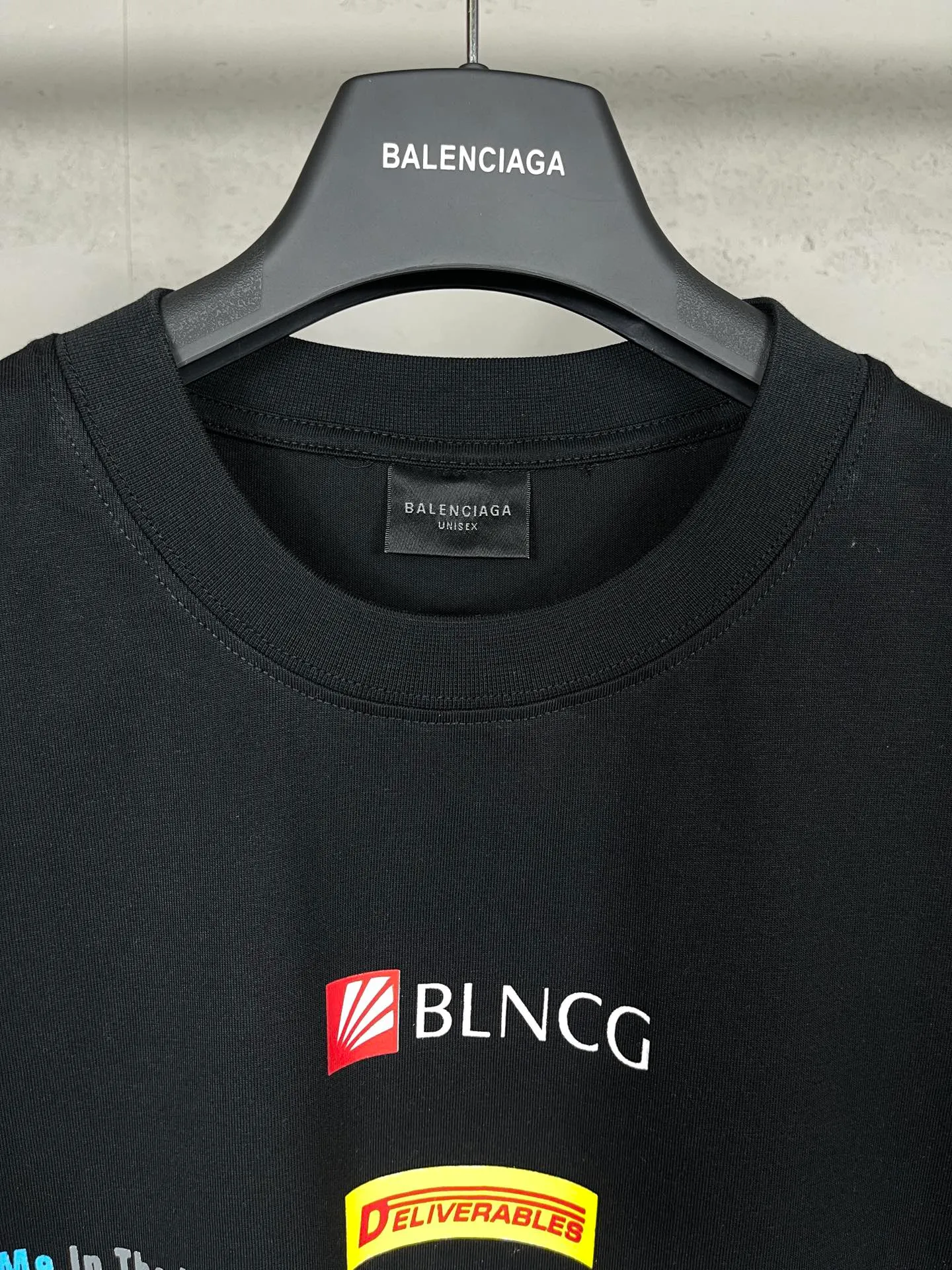 🅿️200 real photos [Top version. Official website quality] BALENCI*GA/Paris. Multi-element trademark LOGO short-sleeved T-shirt 2024 new style. All pattern details, colors and Y boards are customized, and the brick cabinets are synchronized. Genuine products are developed in the first time, and you can print and compare! The fabric is made of Paris ZP custom-woven and dyed cotton double yarn. Weighing 260 grams, the cloth surface is clean. The cloth pattern is clear, soft and comfortable. The threads are dyed with no color difference. The printing uses environmentally friendly imported materials, the letters are clear and the effect is three-dimensional. The version adopts OS loose shoulder design. Same style for men and women. Code: BL223362 Color: black, white Size: XS to L