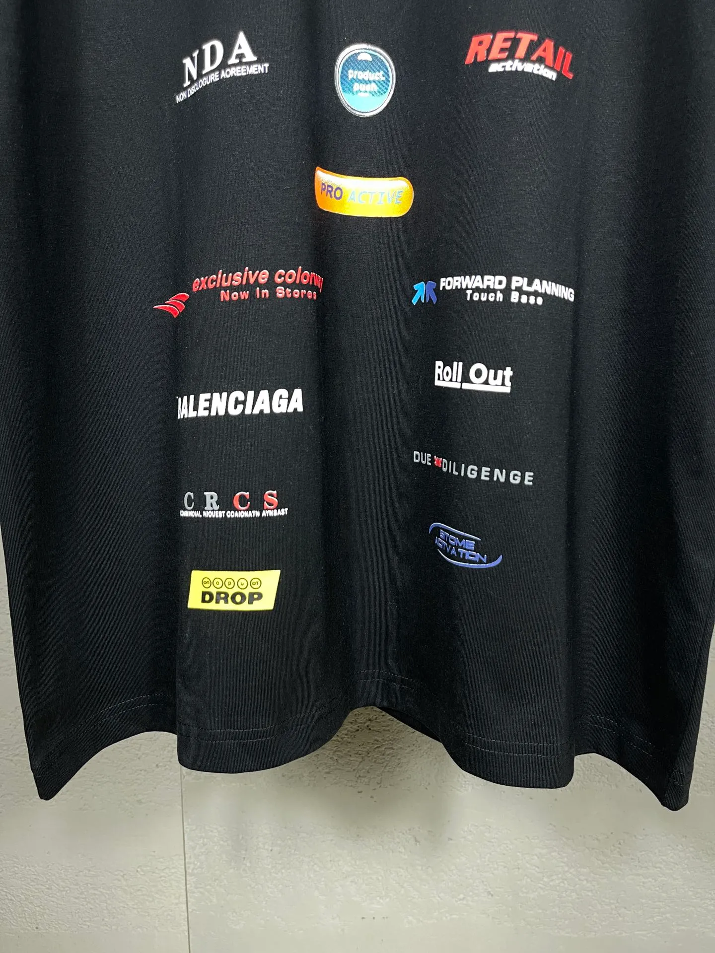 🅿️200 real photos [Top version. Official website quality] BALENCI*GA/Paris. Multi-element trademark LOGO short-sleeved T-shirt 2024 new style. All pattern details, colors and Y boards are customized, and the brick cabinets are synchronized. Genuine products are developed in the first time, and you can print and compare! The fabric is made of Paris ZP custom-woven and dyed cotton double yarn. Weighing 260 grams, the cloth surface is clean. The cloth pattern is clear, soft and comfortable. The threads are dyed with no color difference. The printing uses environmentally friendly imported materials, the letters are clear and the effect is three-dimensional. The version adopts OS loose shoulder design. Same style for men and women. Code: BL223362 Color: black, white Size: XS to L
