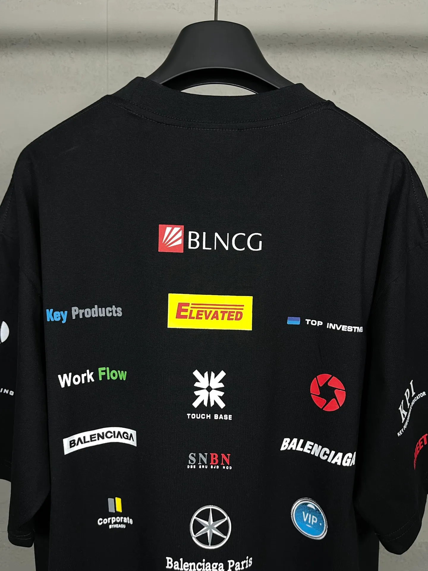 🅿️200 real photos [Top version. Official website quality] BALENCI*GA/Paris. Multi-element trademark LOGO short-sleeved T-shirt 2024 new style. All pattern details, colors and Y boards are customized, and the brick cabinets are synchronized. Genuine products are developed in the first time, and you can print and compare! The fabric is made of Paris ZP custom-woven and dyed cotton double yarn. Weighing 260 grams, the cloth surface is clean. The cloth pattern is clear, soft and comfortable. The threads are dyed with no color difference. The printing uses environmentally friendly imported materials, the letters are clear and the effect is three-dimensional. The version adopts OS loose shoulder design. Same style for men and women. Code: BL223362 Color: black, white Size: XS to L