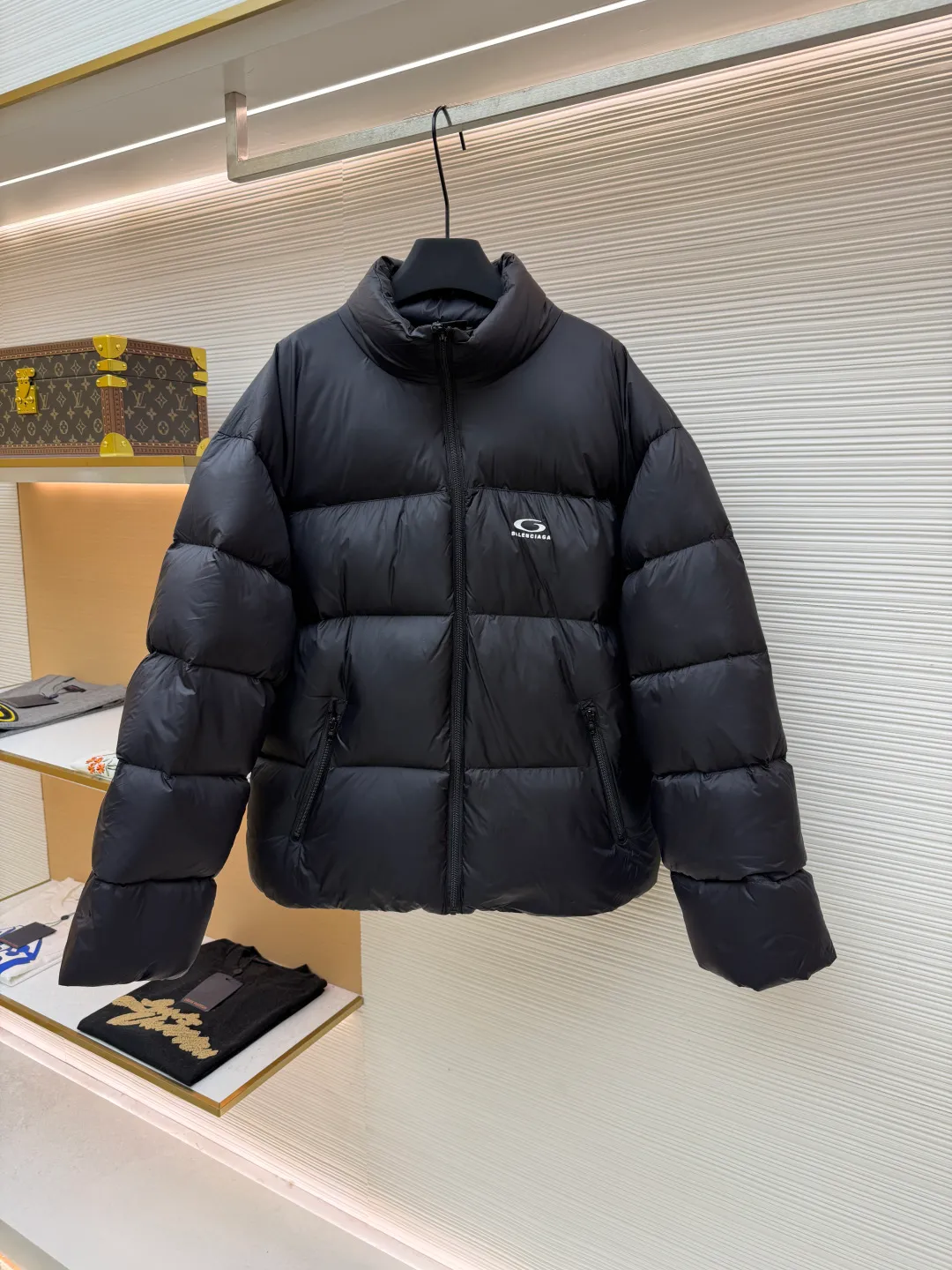 Balenciaga single-loop embroidered down jacket ●Original version: purchased and developed for 13899 ●Item number: 1681276-D15 ●Fabric: white duck down fabric ●Technology: mechanical down filling ●Color: black ●Version: loose version ●Weight: about 720 grams ●Size: S-M-L-XL ●Description: Custom-developed high-count and high-density woven fabric is the cornerstone of its high-end texture. High count means that the yarns are extremely fine, resulting in a finely textured and silky-touch surface; high density gives the fabric excellent stiffness, abrasion resistance and wind resistance. It avoids the rough feeling of ordinary cotton canvas and presents a low-key and precise micro-gloss, which provides a perfect and stable foundation for subsequent embroidery and hemming processes. The filling process needs to ensure that the cotton body is evenly distributed within the quilting grid without holes or agglomerations, which requires extremely high filling accuracy. The hemming is like the steel frame of a building, which strengthens the overall silhouette of the vest and makes the lines sharper and clearer, reflecting the brand's meticulous attitude towards tailoring. Dense embroidery on this thin and dense fabric can easily cause the fabric to shrink and deform. The brand will use special water-soluble lining or hot-melt lining on the bottom layer of embroidery. These linings will disappear after the embroidery is completed, ensuring that the pattern is smooth and crisp without destroying the flexibility of the fabric itself. This is the ultimate test of the combination of handicrafts and technology. The overall wiring is straight and delicate, the fabric is comfortable and soft, and the color is consistent without color difference. It can be matched with the same style to create a fashionable look and control various occasions. Customized accessories, complete with three standards, same style for men and women!