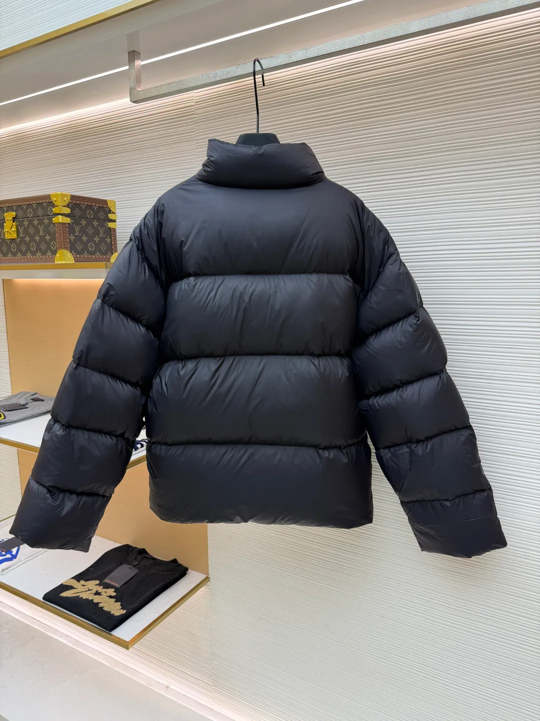 Balenciaga single-loop embroidered down jacket ●Original version: purchased and developed for 13899 ●Item number: 1681276-D15 ●Fabric: white duck down fabric ●Technology: mechanical down filling ●Color: black ●Version: loose version ●Weight: about 720 grams ●Size: S-M-L-XL ●Description: Custom-developed high-count and high-density woven fabric is the cornerstone of its high-end texture. High count means that the yarns are extremely fine, resulting in a finely textured and silky-touch surface; high density gives the fabric excellent stiffness, abrasion resistance and wind resistance. It avoids the rough feeling of ordinary cotton canvas and presents a low-key and precise micro-gloss, which provides a perfect and stable foundation for subsequent embroidery and hemming processes. The filling process needs to ensure that the cotton body is evenly distributed within the quilting grid without holes or agglomerations, which requires extremely high filling accuracy. The hemming is like the steel frame of a building, which strengthens the overall silhouette of the vest and makes the lines sharper and clearer, reflecting the brand's meticulous attitude towards tailoring. Dense embroidery on this thin and dense fabric can easily cause the fabric to shrink and deform. The brand will use special water-soluble lining or hot-melt lining on the bottom layer of embroidery. These linings will disappear after the embroidery is completed, ensuring that the pattern is smooth and crisp without destroying the flexibility of the fabric itself. This is the ultimate test of the combination of handicrafts and technology. The overall wiring is straight and delicate, the fabric is comfortable and soft, and the color is consistent without color difference. It can be matched with the same style to create a fashionable look and control various occasions. Customized accessories, complete with three standards, same style for men and women!