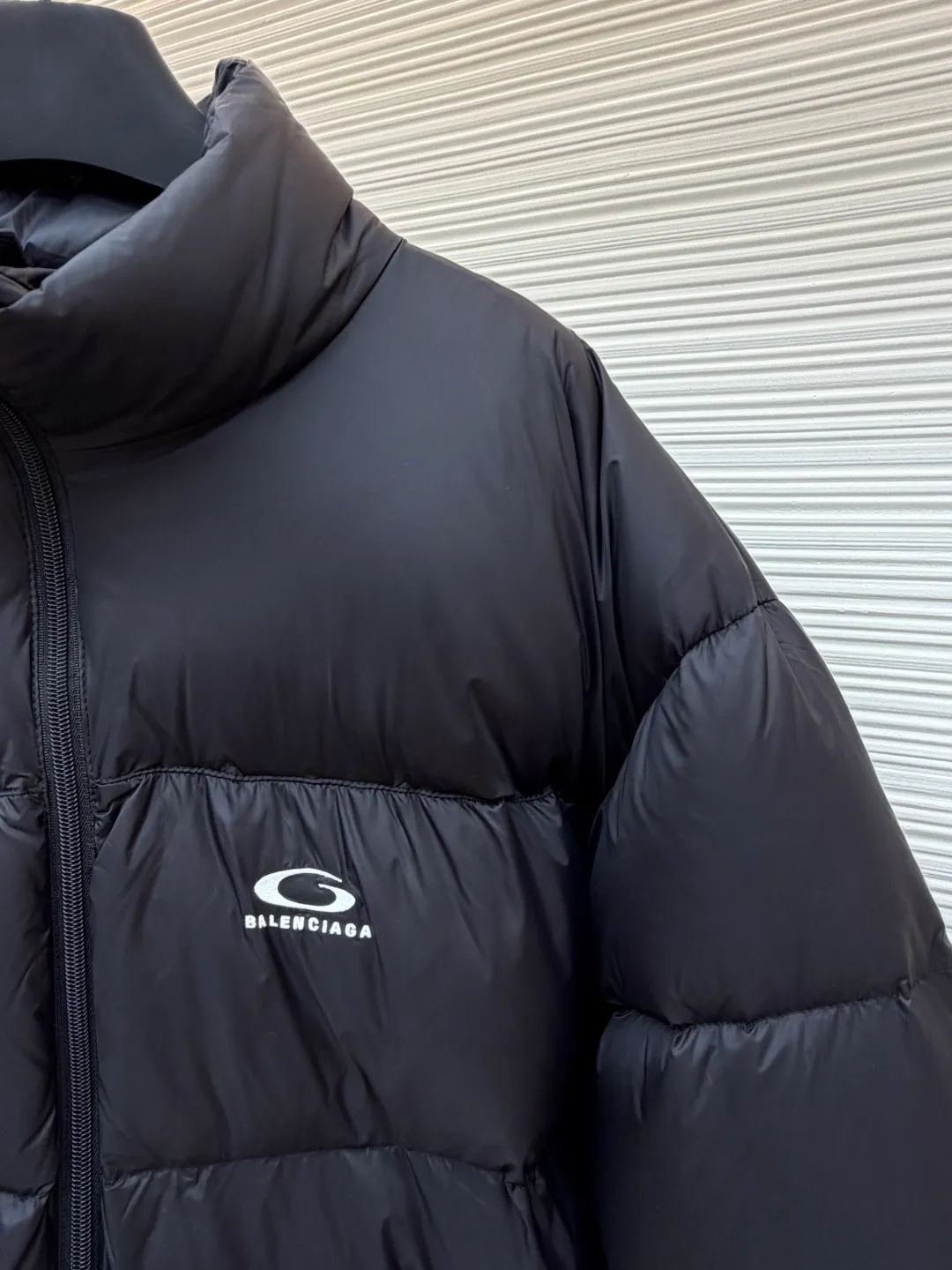 Balenciaga single-loop embroidered down jacket ●Original version: purchased and developed for 13899 ●Item number: 1681276-D15 ●Fabric: white duck down fabric ●Technology: mechanical down filling ●Color: black ●Version: loose version ●Weight: about 720 grams ●Size: S-M-L-XL ●Description: Custom-developed high-count and high-density woven fabric is the cornerstone of its high-end texture. High count means that the yarns are extremely fine, resulting in a finely textured and silky-touch surface; high density gives the fabric excellent stiffness, abrasion resistance and wind resistance. It avoids the rough feeling of ordinary cotton canvas and presents a low-key and precise micro-gloss, which provides a perfect and stable foundation for subsequent embroidery and hemming processes. The filling process needs to ensure that the cotton body is evenly distributed within the quilting grid without holes or agglomerations, which requires extremely high filling accuracy. The hemming is like the steel frame of a building, which strengthens the overall silhouette of the vest and makes the lines sharper and clearer, reflecting the brand's meticulous attitude towards tailoring. Dense embroidery on this thin and dense fabric can easily cause the fabric to shrink and deform. The brand will use special water-soluble lining or hot-melt lining on the bottom layer of embroidery. These linings will disappear after the embroidery is completed, ensuring that the pattern is smooth and crisp without destroying the flexibility of the fabric itself. This is the ultimate test of the combination of handicrafts and technology. The overall wiring is straight and delicate, the fabric is comfortable and soft, and the color is consistent without color difference. It can be matched with the same style to create a fashionable look and control various occasions. Customized accessories, complete with three standards, same style for men and women!