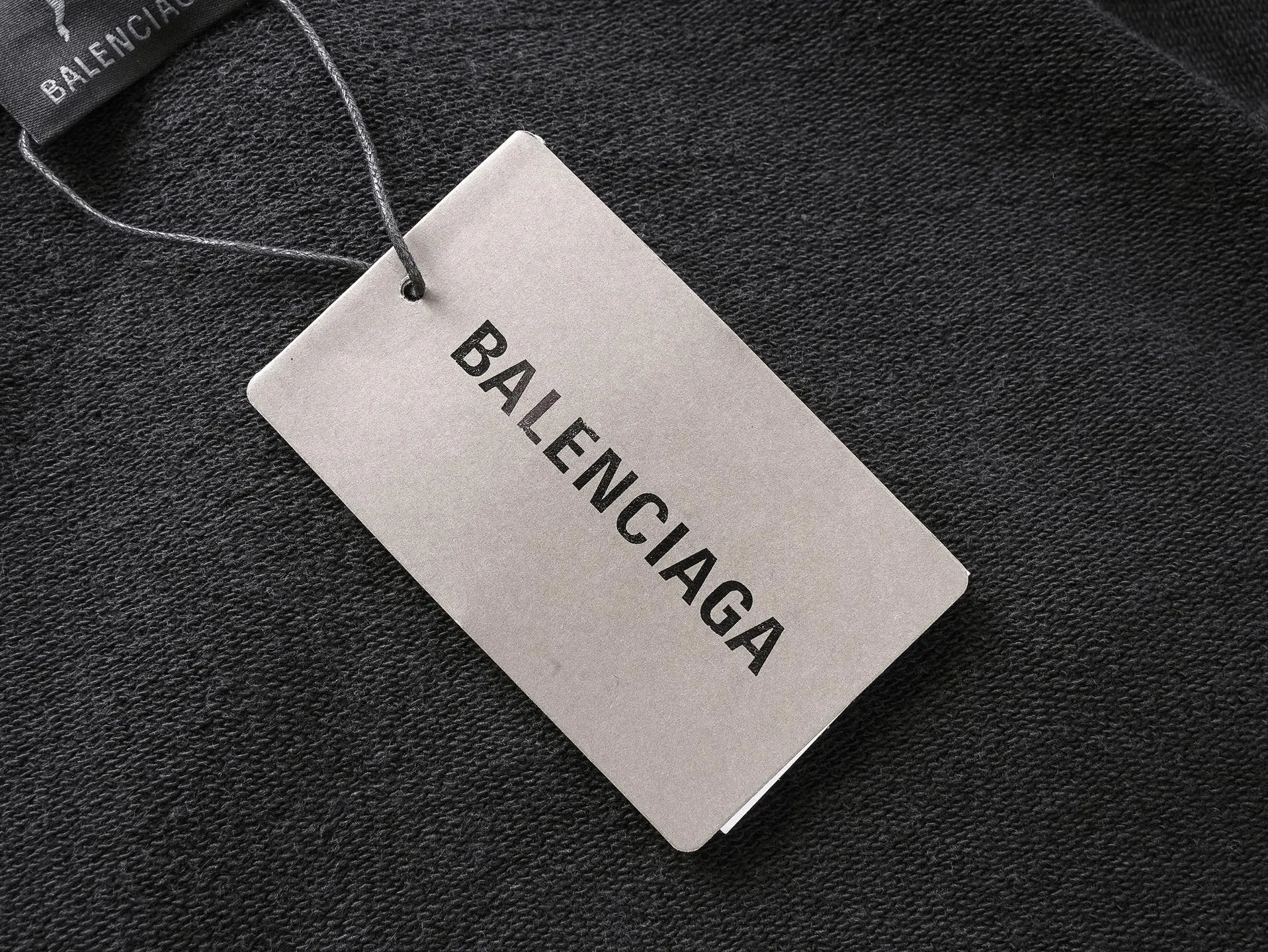 🅿️330 real photos [Top version. Official website quality] BALENCI*GA/26 new model. Paris co-branded puma series front printed washed hooded sweatshirt. SS26 latest model. Research and development at the first time, different market currencies. Comparisons welcome. The fabric is made of Paris ZP custom-woven and dyed cotton sweatshirt. Weighing 460 grams, the cloth surface is clean. The cloth pattern is clear, soft and comfortable. The threads are dyed with no color difference. The printing uses environmentally friendly imported rubber paddles, with clear letters and no burrs. Strong three-dimensional effect. Garment washing water. Jubie market currency. Welcome to compare. The version adopts OS loose shoulder design. Same style for men and women. Code: BL259920 Color: washed black, Size: XS S M L