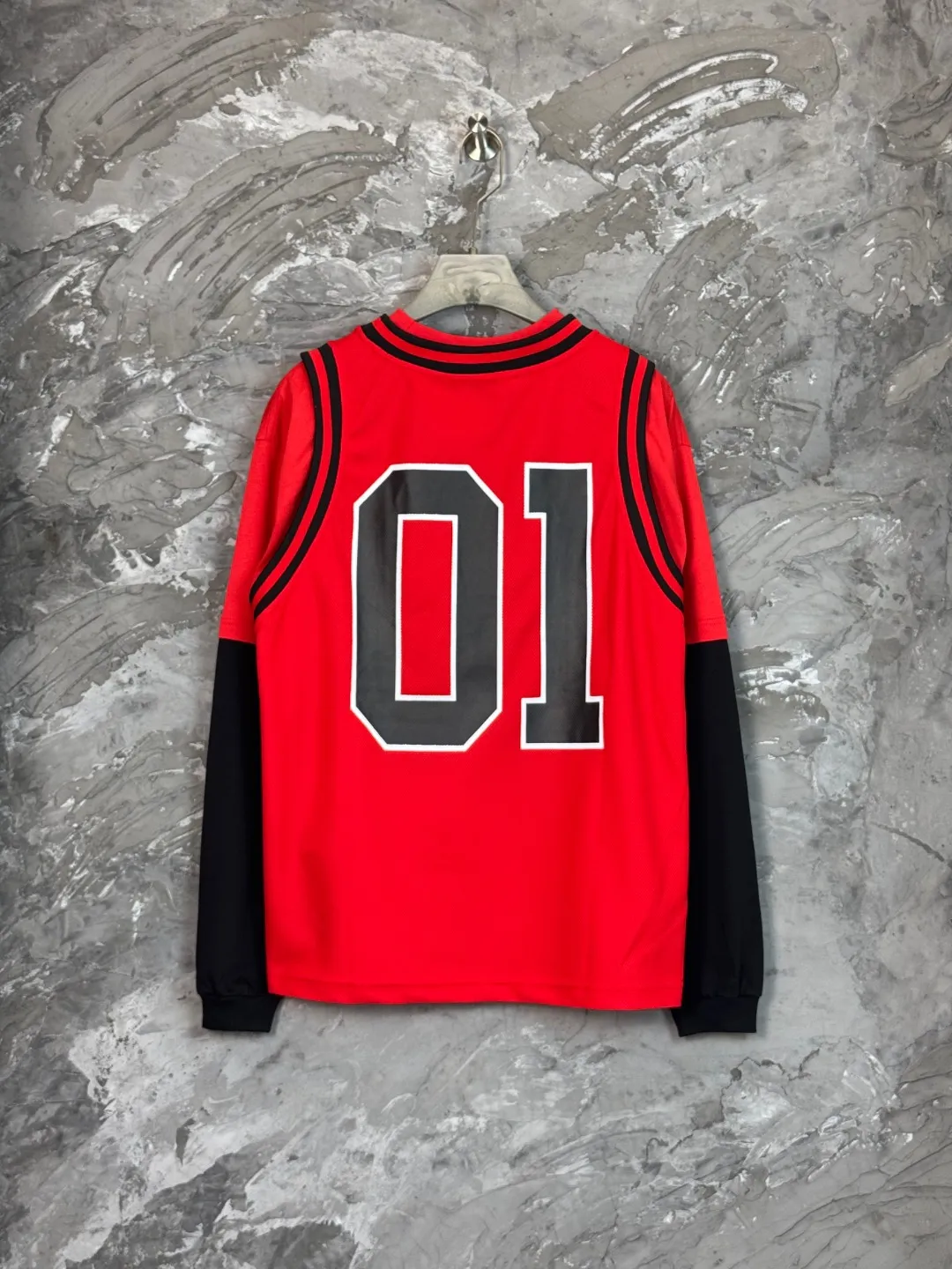 🅿️330 BALENCI*GA Paris basketball jersey fake 3-piece long-sleeved T-shirt. The front panel is made of imported Tajima machine patchwork, embroidery and printing. The back panel is printed. The vest is made of mesh. Overweight process. Restore brick cabinet. Exclusively pattern-woven and dyed 280g fabric. Threads are dyed in the same cylinder with zero color difference. The version adopts OS loose shoulder-drop pattern. Welcome to compare. Same style for men and women -Color: black red -SIZE: Xs S M L style number 8641#