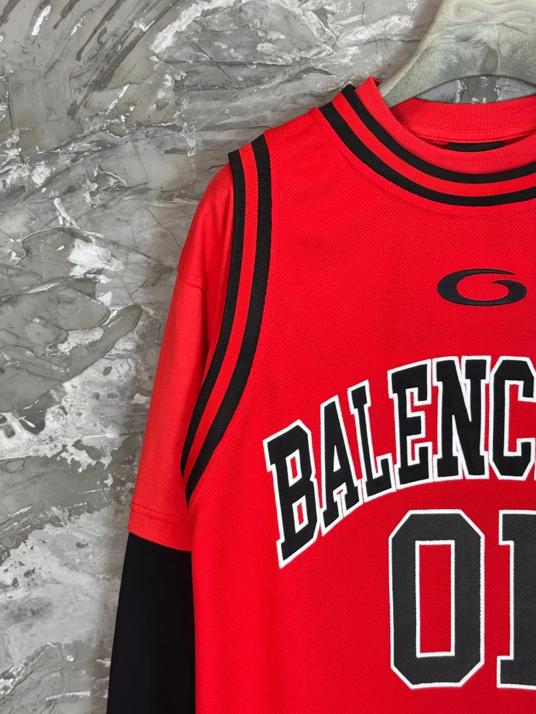 🅿️330 BALENCI*GA Paris basketball jersey fake 3-piece long-sleeved T-shirt. The front panel is made of imported Tajima machine patchwork, embroidery and printing. The back panel is printed. The vest is made of mesh. Overweight process. Restore brick cabinet. Exclusively pattern-woven and dyed 280g fabric. Threads are dyed in the same cylinder with zero color difference. The version adopts OS loose shoulder-drop pattern. Welcome to compare. Same style for men and women -Color: black red -SIZE: Xs S M L style number 8641#
