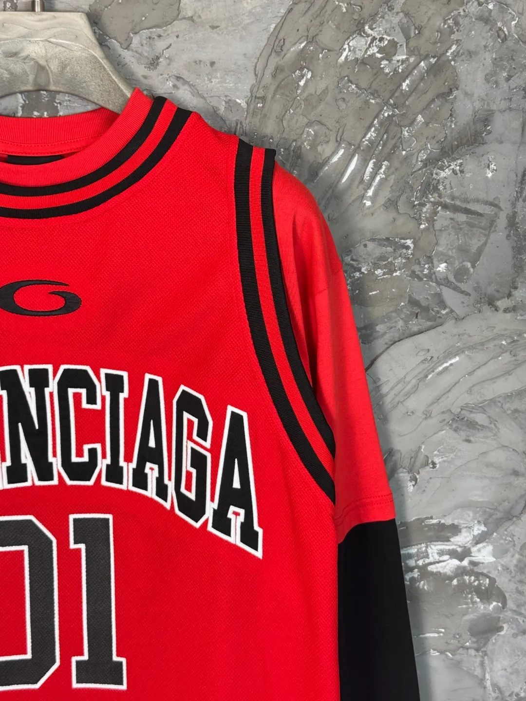 🅿️330 BALENCI*GA Paris basketball jersey fake 3-piece long-sleeved T-shirt. The front panel is made of imported Tajima machine patchwork, embroidery and printing. The back panel is printed. The vest is made of mesh. Overweight process. Restore brick cabinet. Exclusively pattern-woven and dyed 280g fabric. Threads are dyed in the same cylinder with zero color difference. The version adopts OS loose shoulder-drop pattern. Welcome to compare. Same style for men and women -Color: black red -SIZE: Xs S M L style number 8641#