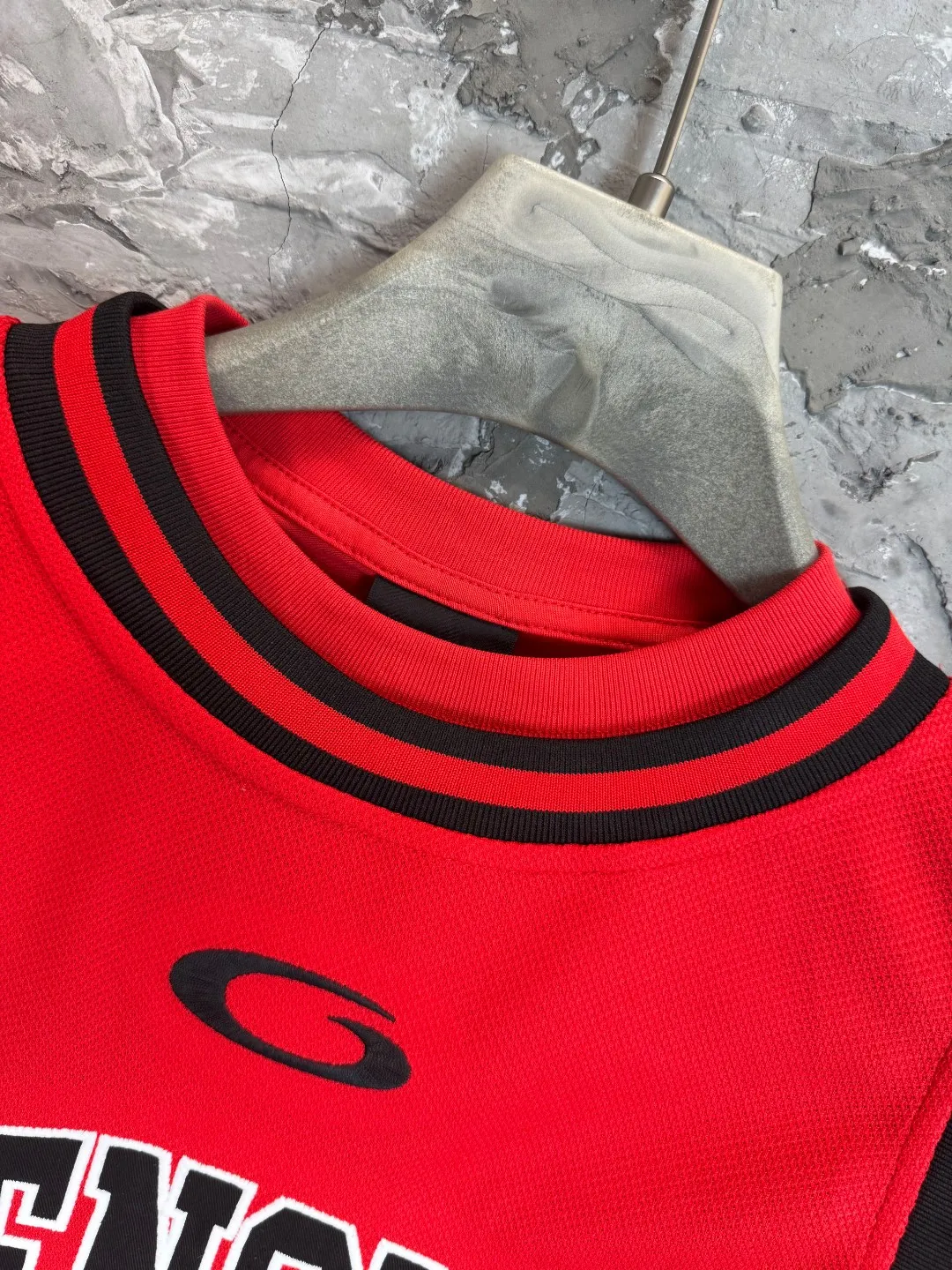 🅿️330 BALENCI*GA Paris basketball jersey fake 3-piece long-sleeved T-shirt. The front panel is made of imported Tajima machine patchwork, embroidery and printing. The back panel is printed. The vest is made of mesh. Overweight process. Restore brick cabinet. Exclusively pattern-woven and dyed 280g fabric. Threads are dyed in the same cylinder with zero color difference. The version adopts OS loose shoulder-drop pattern. Welcome to compare. Same style for men and women -Color: black red -SIZE: Xs S M L style number 8641#