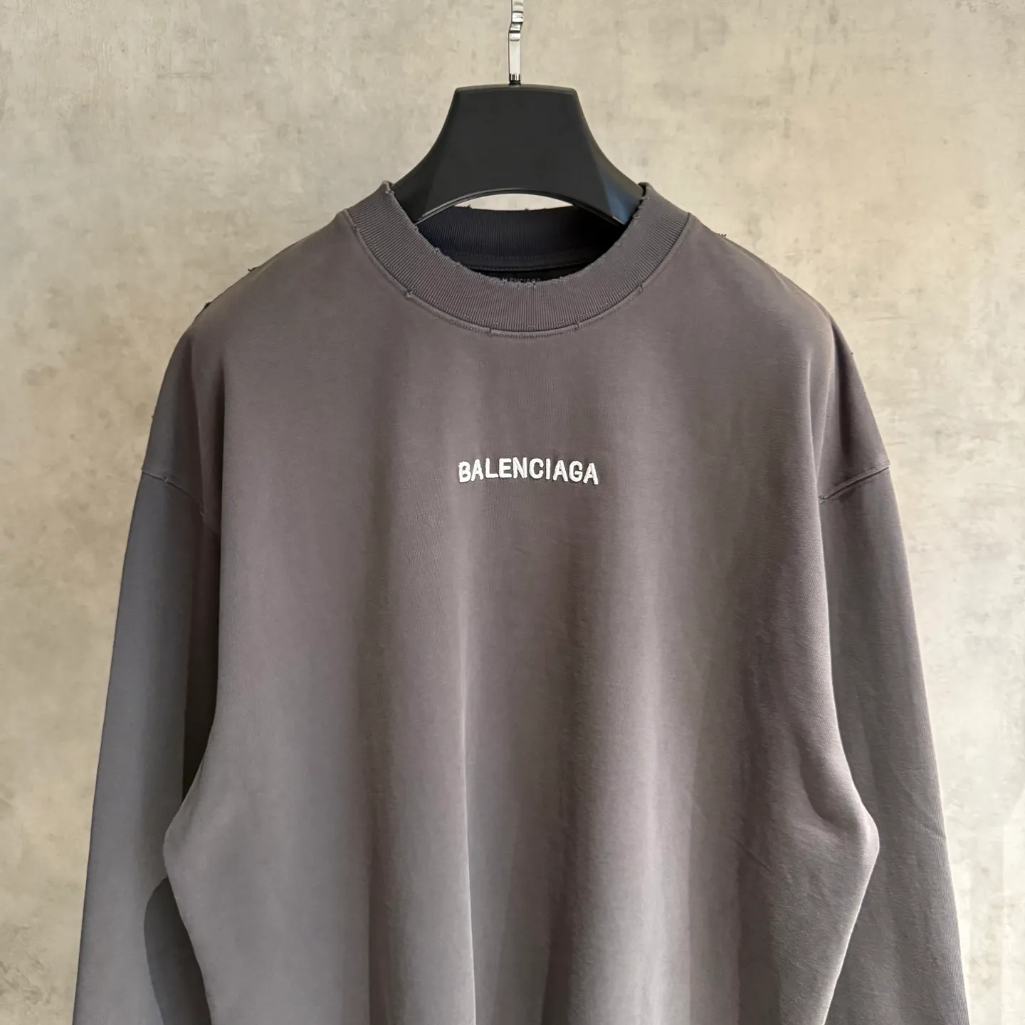 🅿️320 [Strict quality control] Balenciaga 25ss logo embroidered long-sleeved T-shirt. The fabric is made of custom-dyed 100% pure cotton double-ply fabric. 420g garment wash. Front and rear panel embroidery. Front panel post-garment washing process. Custom hardware. Thread. Accessories. Matching. Same style for men and women. Color: black/off-white/white. Size: M-2xl