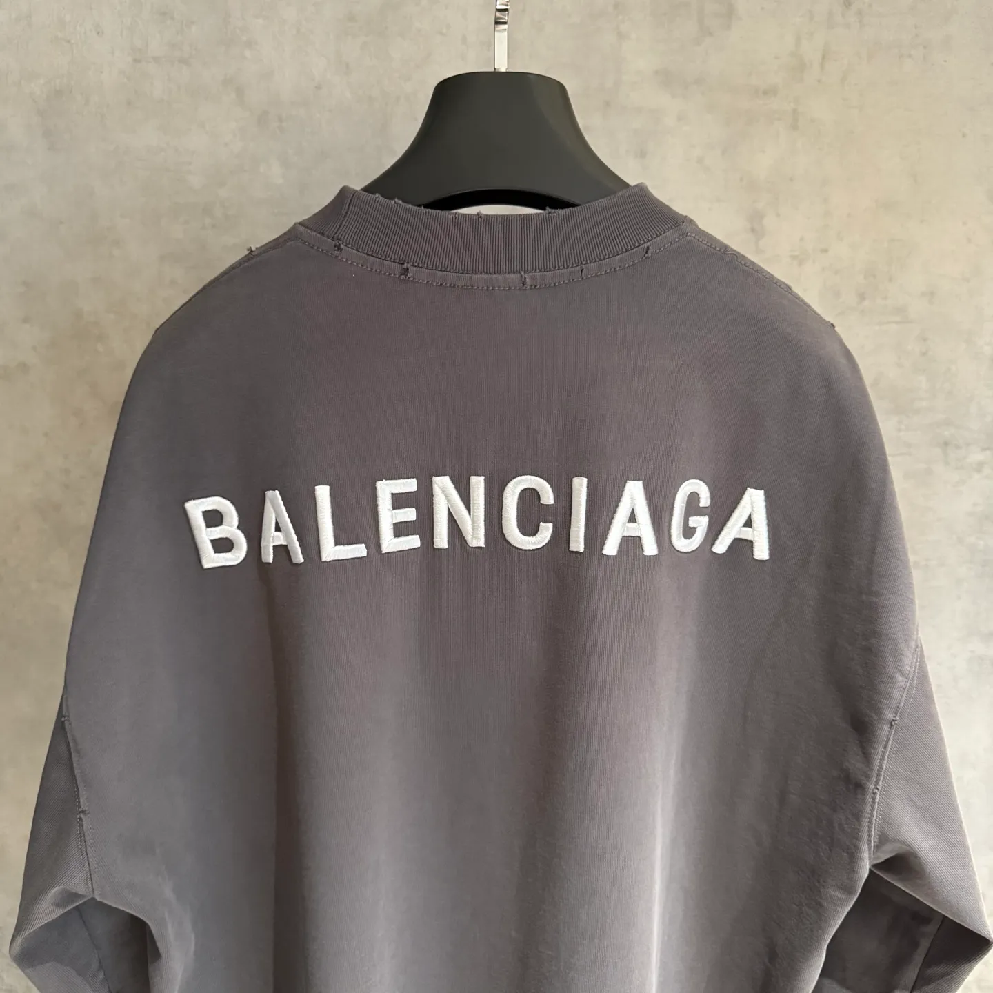 🅿️320 [Strict quality control] Balenciaga 25ss logo embroidered long-sleeved T-shirt. The fabric is made of custom-dyed 100% pure cotton double-ply fabric. 420g garment wash. Front and rear panel embroidery. Front panel post-garment washing process. Custom hardware. Thread. Accessories. Matching. Same style for men and women. Color: black/off-white/white. Size: M-2xl