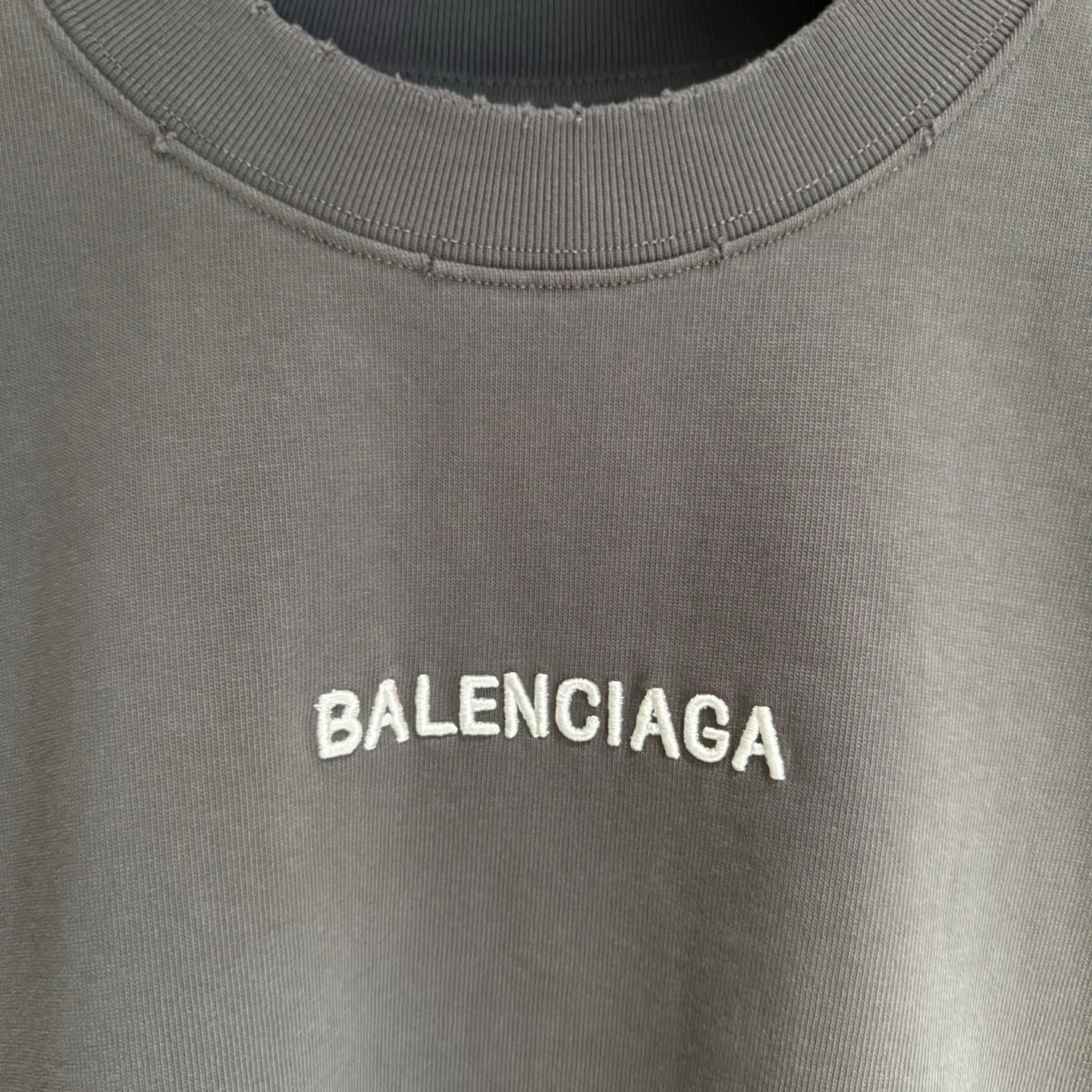 🅿️320 [Strict quality control] Balenciaga 25ss logo embroidered long-sleeved T-shirt. The fabric is made of custom-dyed 100% pure cotton double-ply fabric. 420g garment wash. Front and rear panel embroidery. Front panel post-garment washing process. Custom hardware. Thread. Accessories. Matching. Same style for men and women. Color: black/off-white/white. Size: M-2xl