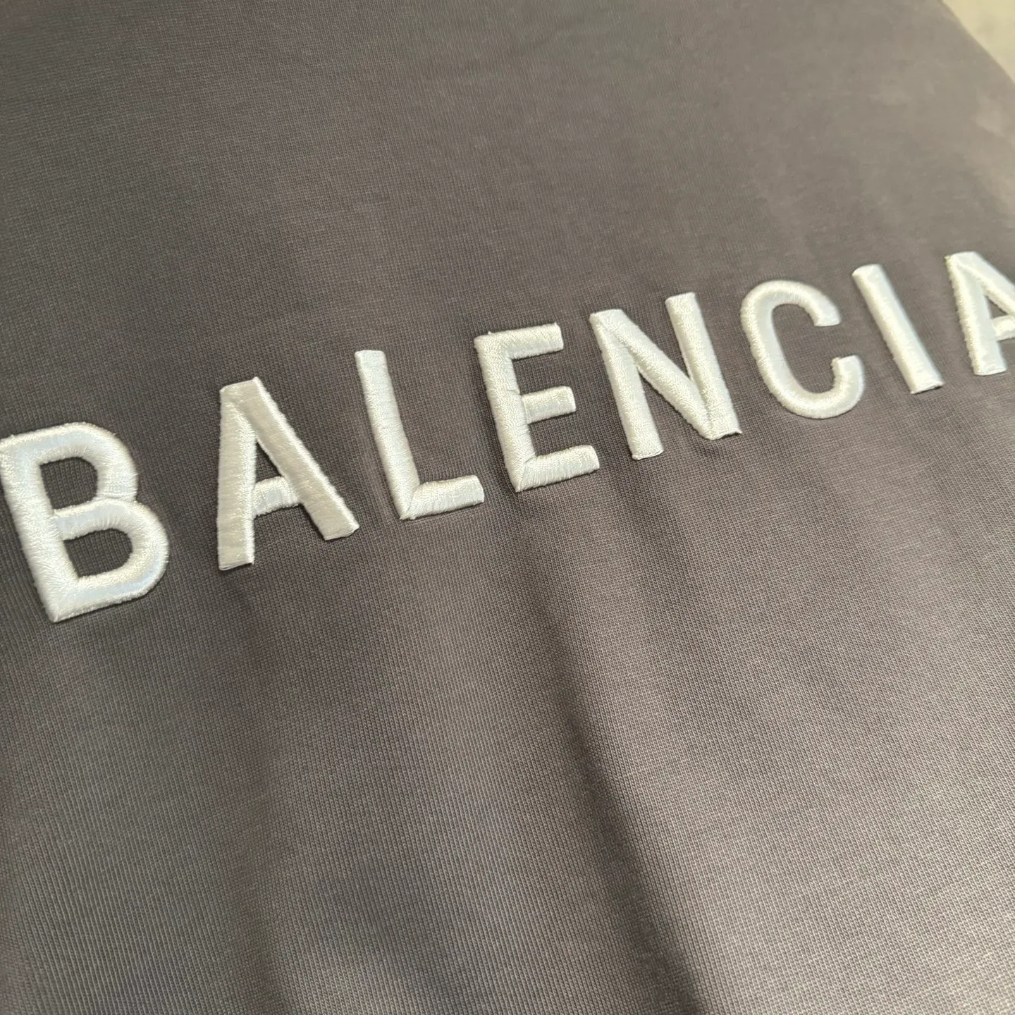 🅿️320 [Strict quality control] Balenciaga 25ss logo embroidered long-sleeved T-shirt. The fabric is made of custom-dyed 100% pure cotton double-ply fabric. 420g garment wash. Front and rear panel embroidery. Front panel post-garment washing process. Custom hardware. Thread. Accessories. Matching. Same style for men and women. Color: black/off-white/white. Size: M-2xl