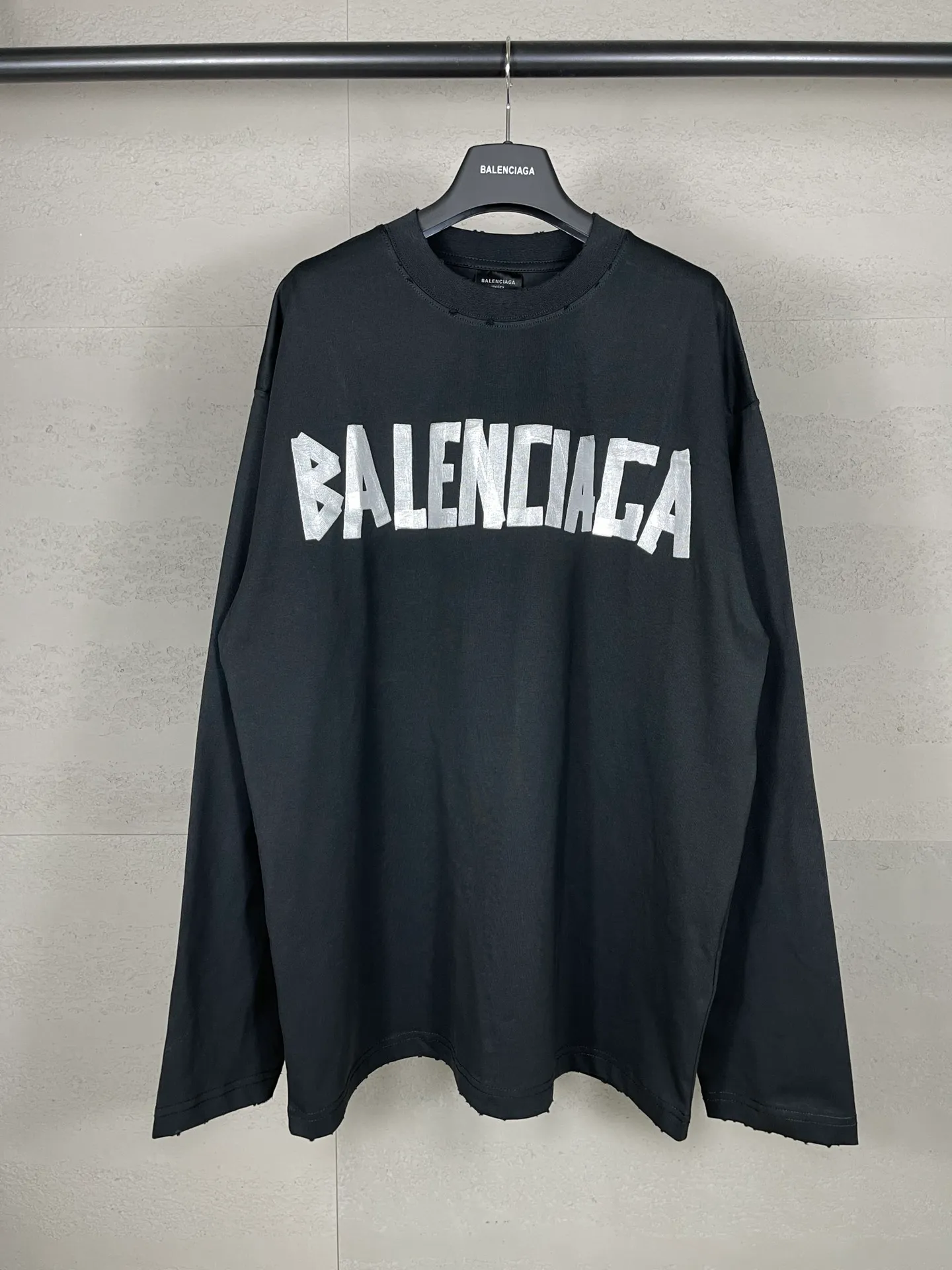 🅿️216 Real photos [Top version. Official website quality] BALENCI*GA/Paris. 23ss latest classic model. Front and rear tape direct printing. Ready-to-wear washed and worn long-sleeved T-shirt. Genuine product developed at the first time, brick cabinet synchronization. Welcome to compare. The fabric is made of Paris ZP custom-woven and dyed 100% cotton with double-yarn compact cotton. The weight is 260 grams. The cloth surface is clean. The cloth pattern is clear, soft and comfortable, and the threads are dyed with no color difference. The classic pattern is directly sprayed by a direct injection machine. Environmentally friendly imported materials, three-dimensional effect. Restored brick cabinet. The garments were washed and aged, and polished by many hands. Produced by ultra-heavy craftsmanship, the market currency is very different, welcome to compare. The version adopts OS loose shoulder design. The same style for men and women. Code: BL225003 Color: dark blue gray, off-white, burgundy, green, black blue, fog blue Size: XS S M L