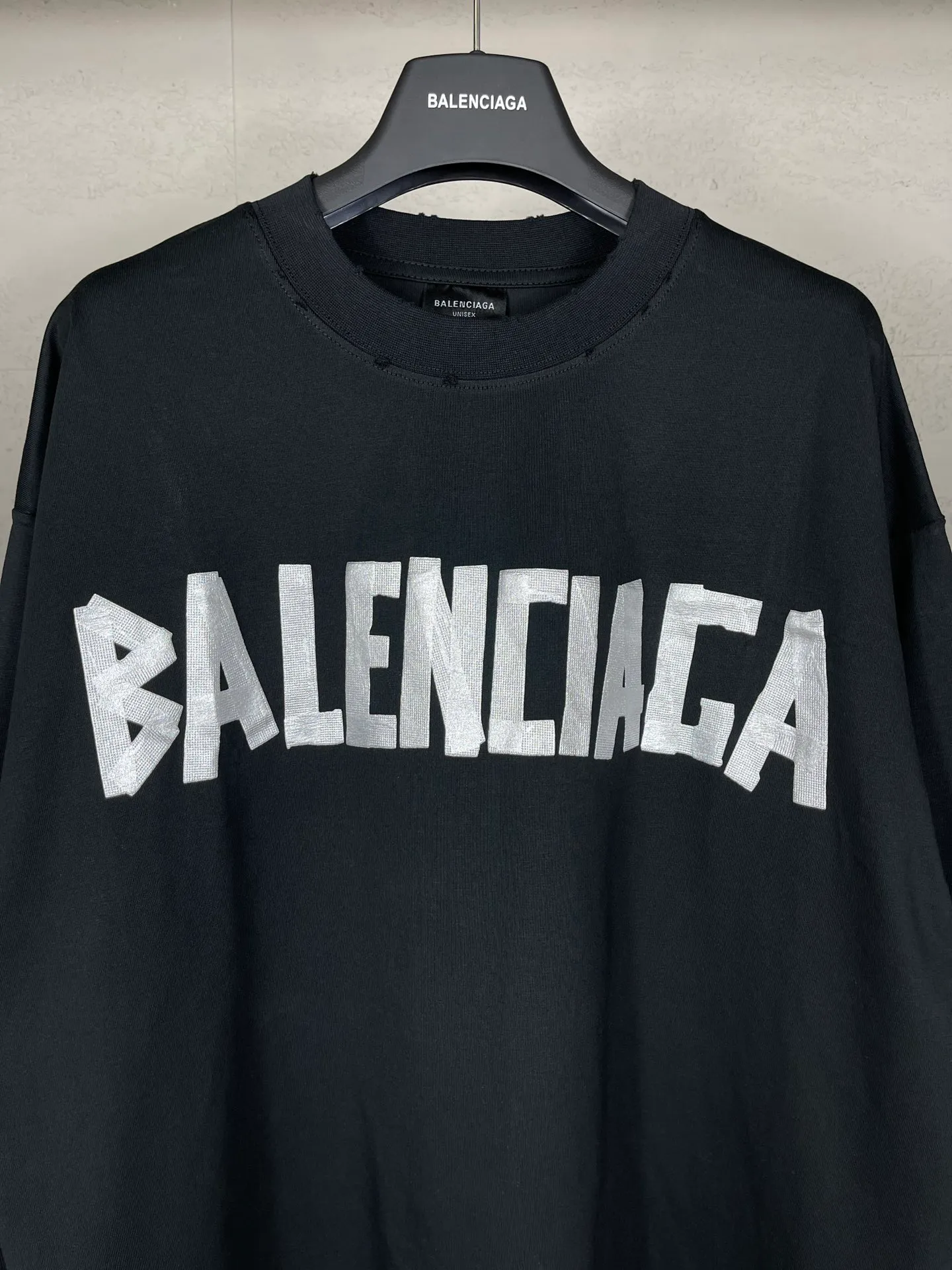 🅿️216 Real photos [Top version. Official website quality] BALENCI*GA/Paris. 23ss latest classic model. Front and rear tape direct printing. Ready-to-wear washed and worn long-sleeved T-shirt. Genuine product developed at the first time, brick cabinet synchronization. Welcome to compare. The fabric is made of Paris ZP custom-woven and dyed 100% cotton with double-yarn compact cotton. The weight is 260 grams. The cloth surface is clean. The cloth pattern is clear, soft and comfortable, and the threads are dyed with no color difference. The classic pattern is directly sprayed by a direct injection machine. Environmentally friendly imported materials, three-dimensional effect. Restored brick cabinet. The garments were washed and aged, and polished by many hands. Produced by ultra-heavy craftsmanship, the market currency is very different, welcome to compare. The version adopts OS loose shoulder design. The same style for men and women. Code: BL225003 Color: dark blue gray, off-white, burgundy, green, black blue, fog blue Size: XS S M L