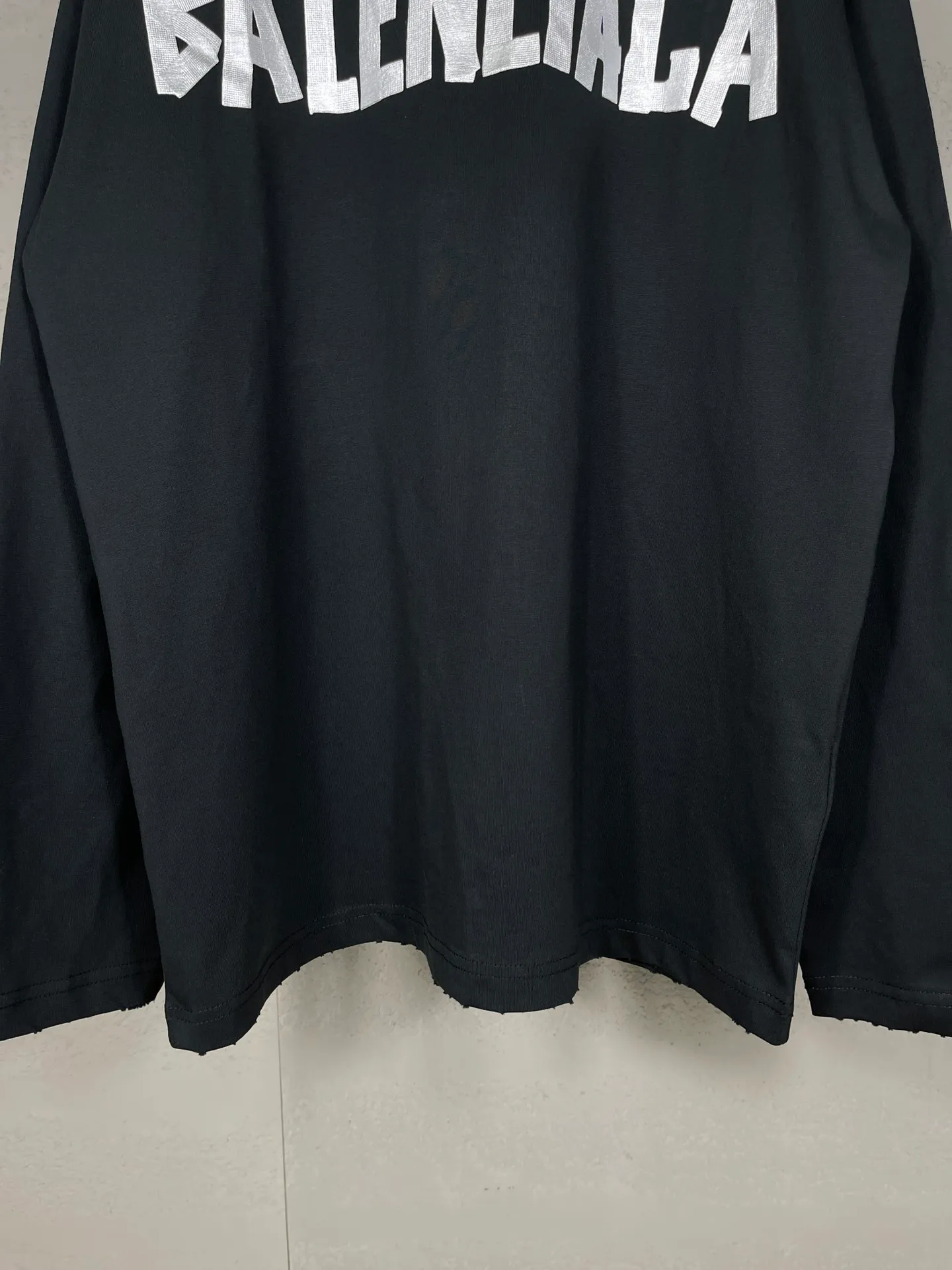 🅿️216 Real photos [Top version. Official website quality] BALENCI*GA/Paris. 23ss latest classic model. Front and rear tape direct printing. Ready-to-wear washed and worn long-sleeved T-shirt. Genuine product developed at the first time, brick cabinet synchronization. Welcome to compare. The fabric is made of Paris ZP custom-woven and dyed 100% cotton with double-yarn compact cotton. The weight is 260 grams. The cloth surface is clean. The cloth pattern is clear, soft and comfortable, and the threads are dyed with no color difference. The classic pattern is directly sprayed by a direct injection machine. Environmentally friendly imported materials, three-dimensional effect. Restored brick cabinet. The garments were washed and aged, and polished by many hands. Produced by ultra-heavy craftsmanship, the market currency is very different, welcome to compare. The version adopts OS loose shoulder design. The same style for men and women. Code: BL225003 Color: dark blue gray, off-white, burgundy, green, black blue, fog blue Size: XS S M L