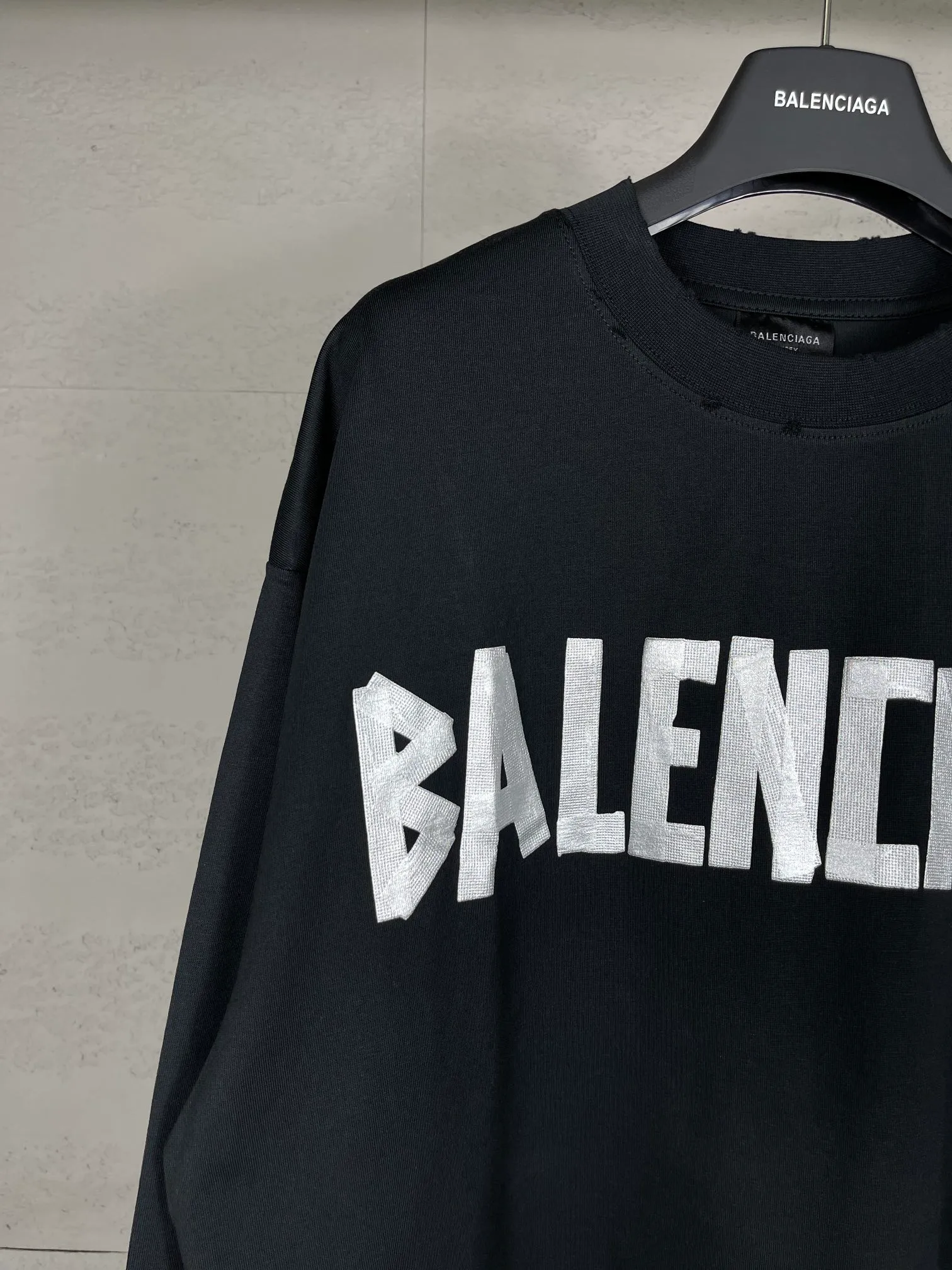 🅿️216 Real photos [Top version. Official website quality] BALENCI*GA/Paris. 23ss latest classic model. Front and rear tape direct printing. Ready-to-wear washed and worn long-sleeved T-shirt. Genuine product developed at the first time, brick cabinet synchronization. Welcome to compare. The fabric is made of Paris ZP custom-woven and dyed 100% cotton with double-yarn compact cotton. The weight is 260 grams. The cloth surface is clean. The cloth pattern is clear, soft and comfortable, and the threads are dyed with no color difference. The classic pattern is directly sprayed by a direct injection machine. Environmentally friendly imported materials, three-dimensional effect. Restored brick cabinet. The garments were washed and aged, and polished by many hands. Produced by ultra-heavy craftsmanship, the market currency is very different, welcome to compare. The version adopts OS loose shoulder design. The same style for men and women. Code: BL225003 Color: dark blue gray, off-white, burgundy, green, black blue, fog blue Size: XS S M L