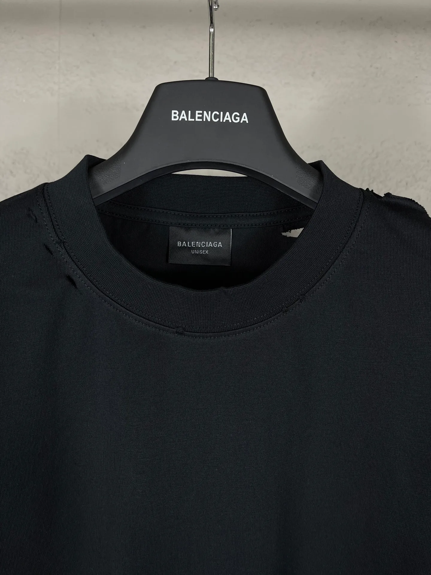 🅿️194 Detailed picture [Top version. Official website quality] BALENCI*GA/Paris. 25ss latest model. Masking tape pulp printing. Ready-to-wear washed and frayed short-sleeved T-shirt. Brick cabinet synchronization. The fabric is made of Paris ZP custom-woven and dyed 100% cotton double yarn compact cotton. The weight is 260 grams, the cloth surface is clean. The cloth pattern is clear, soft and comfortable, and the thread is dyed with no color difference. The classic pattern is printed with environmentally friendly imported materials, and the tape pattern is glued. The letters are clear and the effect is three-dimensional. Restored brick cabinet. The garments were washed and aged, and polished by many hands. Produced by ultra-heavy craftsmanship, the market currency is very different, welcome to compare. The version adopts OS loose shoulder design. The same style for men and women. Coding: BL253672 Color: black, white Size: XS S M L