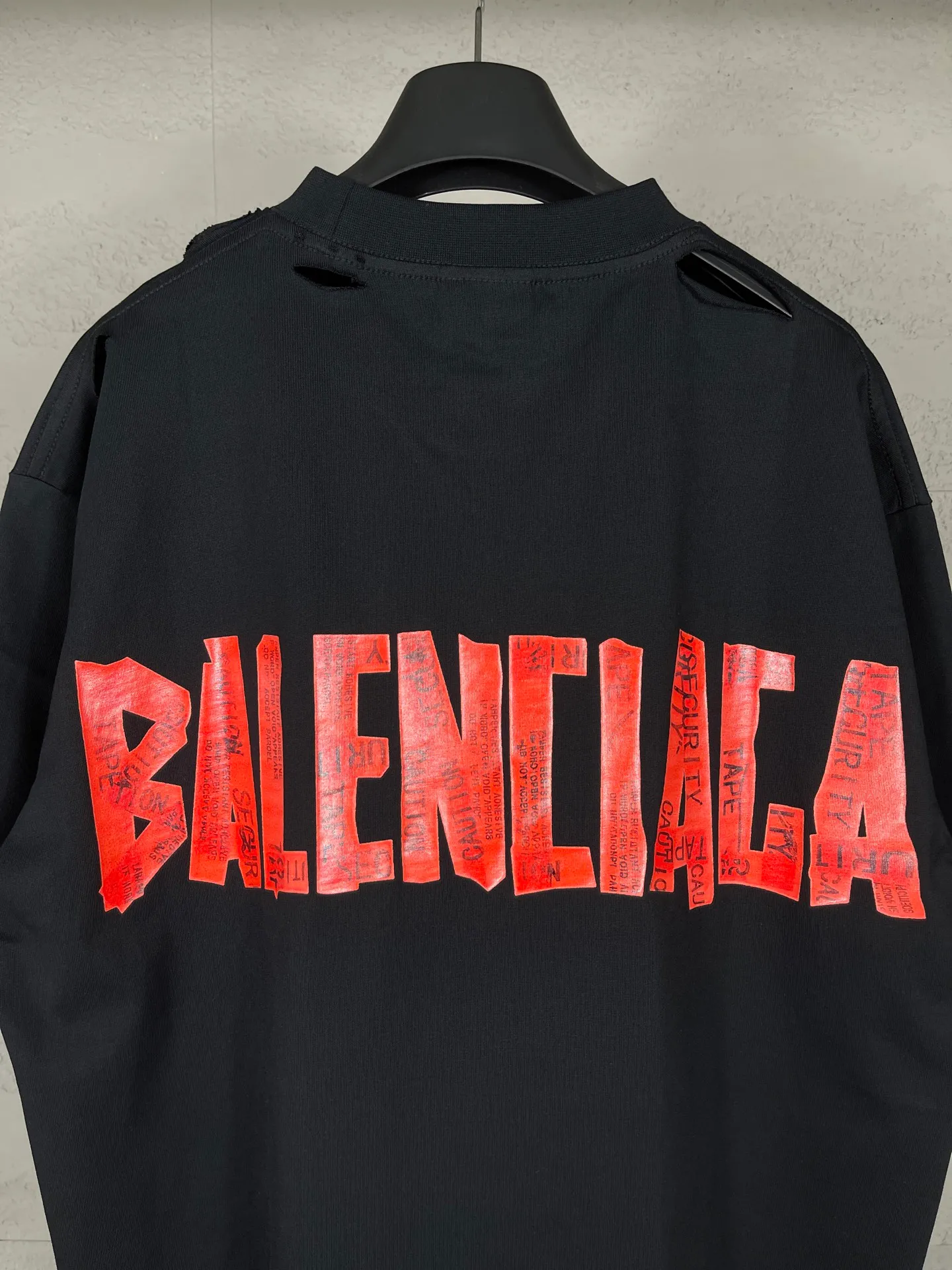 🅿️194 Detailed picture [Top version. Official website quality] BALENCI*GA/Paris. 25ss latest model. Masking tape pulp printing. Ready-to-wear washed and frayed short-sleeved T-shirt. Brick cabinet synchronization. The fabric is made of Paris ZP custom-woven and dyed 100% cotton double yarn compact cotton. The weight is 260 grams, the cloth surface is clean. The cloth pattern is clear, soft and comfortable, and the thread is dyed with no color difference. The classic pattern is printed with environmentally friendly imported materials, and the tape pattern is glued. The letters are clear and the effect is three-dimensional. Restored brick cabinet. The garments were washed and aged, and polished by many hands. Produced by ultra-heavy craftsmanship, the market currency is very different, welcome to compare. The version adopts OS loose shoulder design. The same style for men and women. Coding: BL253672 Color: black, white Size: XS S M L