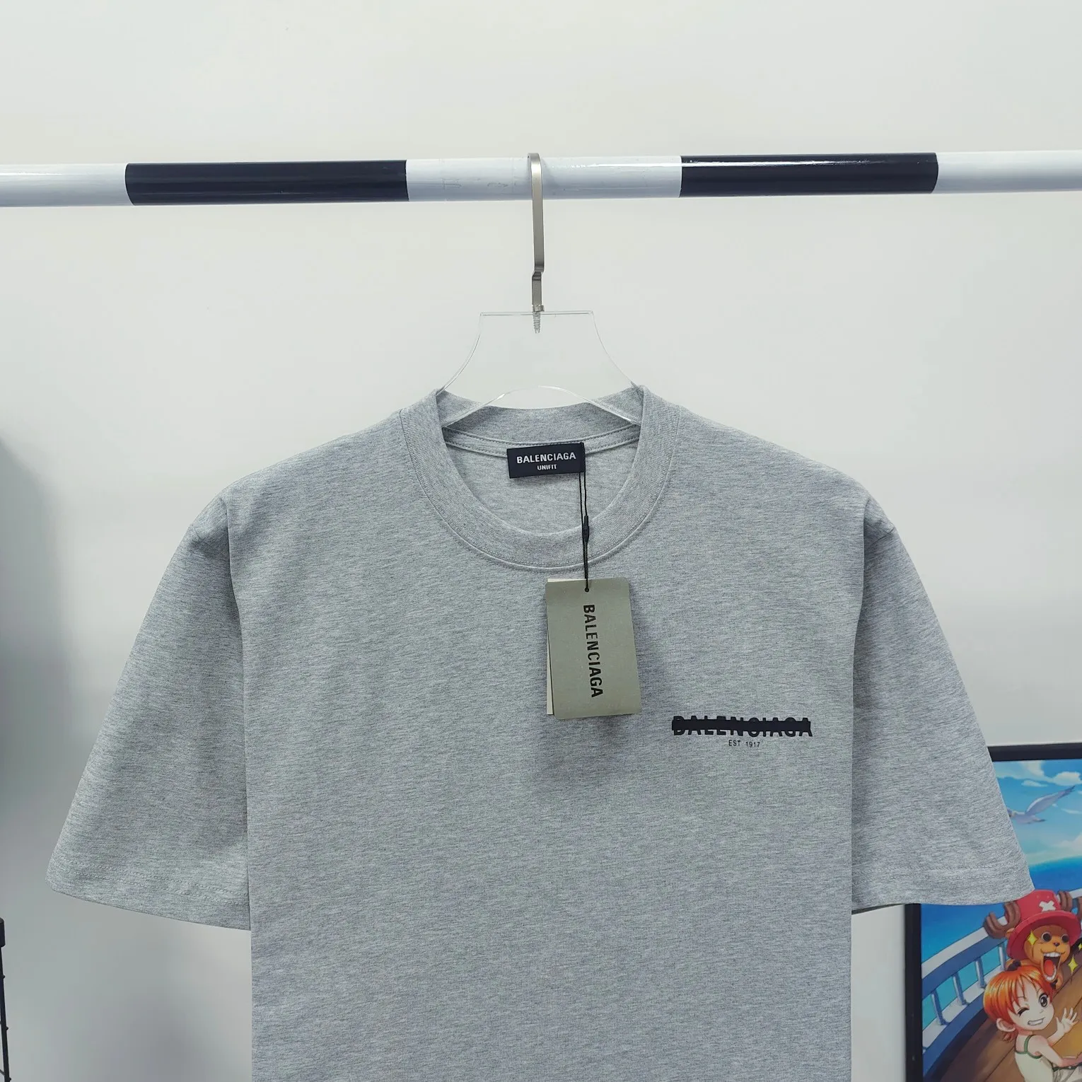 [New] Top tested version BALENCIAGA new tape letter printing male and female couple star same style pure cotton loose short-sleeved T-shirt The front and rear platens are hand-printed, precision mesh is used to make the stencil, imported environmentally friendly slurry is scraped, and the letters are clearly restored. The spacing between letters is all the same as the original version. The font size is consistent with the original version. The comparison code number ratio is increased and enlarged. The letters are strictly aligned to highly restore the spacing ratio and three-dimensional sense. The printing has no burrs. Basically, the color difference is minimized to be infinitely close. The printing has transparent bottom lines and no burrs. The yarn is made of Made of 18SJC and imported oil-proof treated thread, there will be no oil stains. The car is imported from Silver Sword with a knife, which does not eat the cloth or leave any cloth. The sewing machine needle uses a No. 9 round-head needle, which does not puncture or break the fibers of the fabric. The density of the thread is 3CM/14 needles, which is tight and not loose or sparse. The double-layer stitching of the back collar is firm and tight. The double chain of the shoulder is routed. The hem is tightened tightly. The fabric is full of drape and consistent with the pattern. The fabric is made of 280g double-ply double-yarn plain cotton fabric, which has full drape and smooth hand feel. Complete color matching from dyeing to craftsmanship, customized accessories with three standards Size: XS-L Color: Dark heather gray white black P: 250