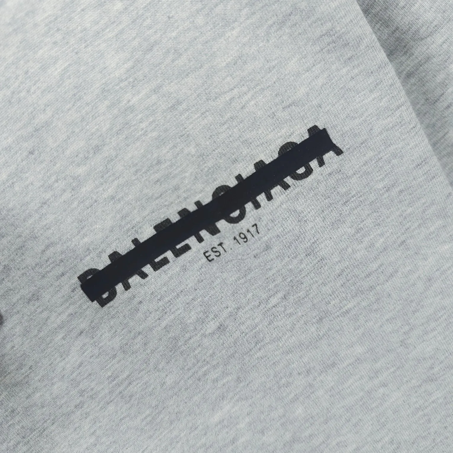 [New] Top tested version BALENCIAGA new tape letter printing male and female couple star same style pure cotton loose short-sleeved T-shirt The front and rear platens are hand-printed, precision mesh is used to make the stencil, imported environmentally friendly slurry is scraped, and the letters are clearly restored. The spacing between letters is all the same as the original version. The font size is consistent with the original version. The comparison code number ratio is increased and enlarged. The letters are strictly aligned to highly restore the spacing ratio and three-dimensional sense. The printing has no burrs. Basically, the color difference is minimized to be infinitely close. The printing has transparent bottom lines and no burrs. The yarn is made of Made of 18SJC and imported oil-proof treated thread, there will be no oil stains. The car is imported from Silver Sword with a knife, which does not eat the cloth or leave any cloth. The sewing machine needle uses a No. 9 round-head needle, which does not puncture or break the fibers of the fabric. The density of the thread is 3CM/14 needles, which is tight and not loose or sparse. The double-layer stitching of the back collar is firm and tight. The double chain of the shoulder is routed. The hem is tightened tightly. The fabric is full of drape and consistent with the pattern. The fabric is made of 280g double-ply double-yarn plain cotton fabric, which has full drape and smooth hand feel. Complete color matching from dyeing to craftsmanship, customized accessories with three standards Size: XS-L Color: Dark heather gray white black P: 250