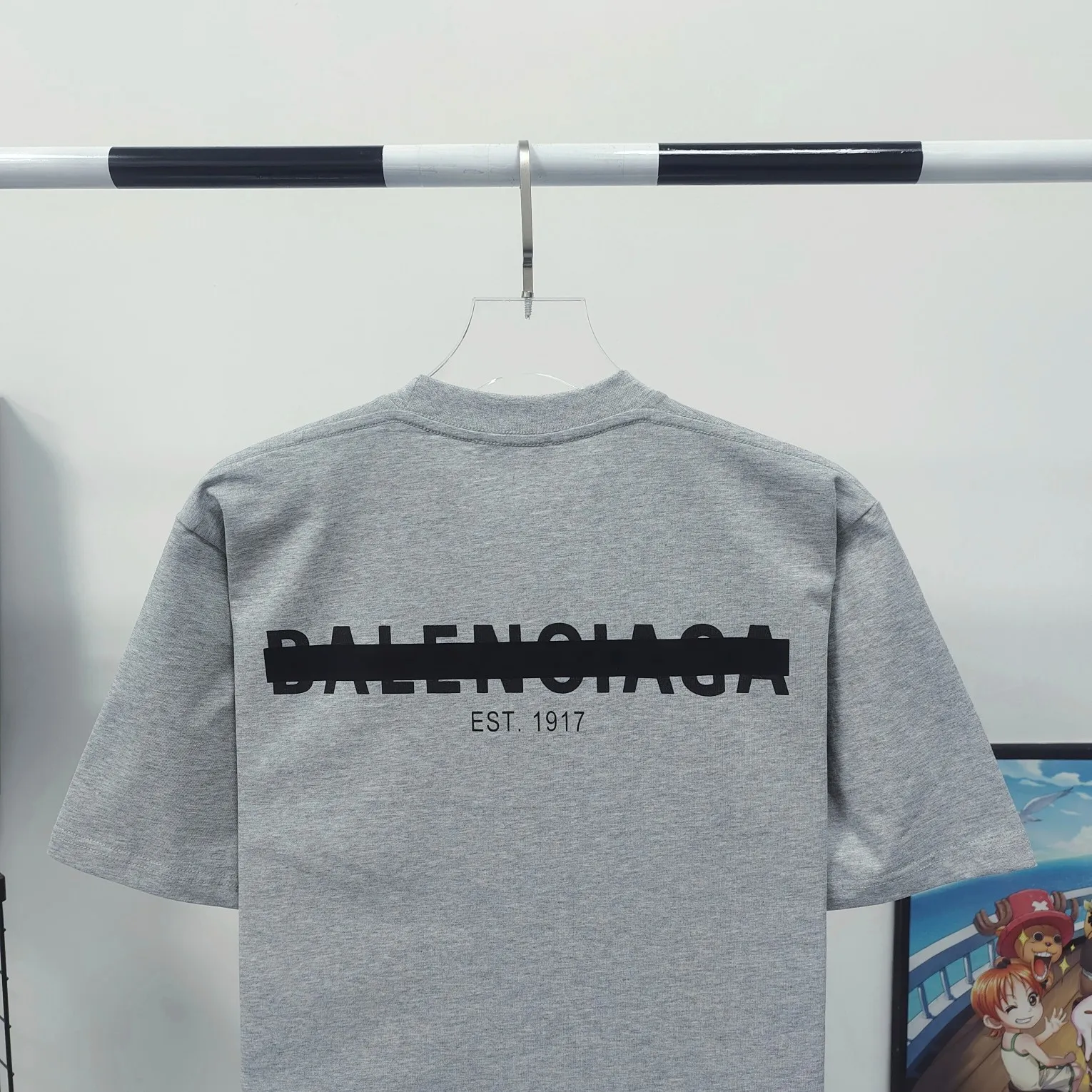 [New] Top tested version BALENCIAGA new tape letter printing male and female couple star same style pure cotton loose short-sleeved T-shirt The front and rear platens are hand-printed, precision mesh is used to make the stencil, imported environmentally friendly slurry is scraped, and the letters are clearly restored. The spacing between letters is all the same as the original version. The font size is consistent with the original version. The comparison code number ratio is increased and enlarged. The letters are strictly aligned to highly restore the spacing ratio and three-dimensional sense. The printing has no burrs. Basically, the color difference is minimized to be infinitely close. The printing has transparent bottom lines and no burrs. The yarn is made of Made of 18SJC and imported oil-proof treated thread, there will be no oil stains. The car is imported from Silver Sword with a knife, which does not eat the cloth or leave any cloth. The sewing machine needle uses a No. 9 round-head needle, which does not puncture or break the fibers of the fabric. The density of the thread is 3CM/14 needles, which is tight and not loose or sparse. The double-layer stitching of the back collar is firm and tight. The double chain of the shoulder is routed. The hem is tightened tightly. The fabric is full of drape and consistent with the pattern. The fabric is made of 280g double-ply double-yarn plain cotton fabric, which has full drape and smooth hand feel. Complete color matching from dyeing to craftsmanship, customized accessories with three standards Size: XS-L Color: Dark heather gray white black P: 250