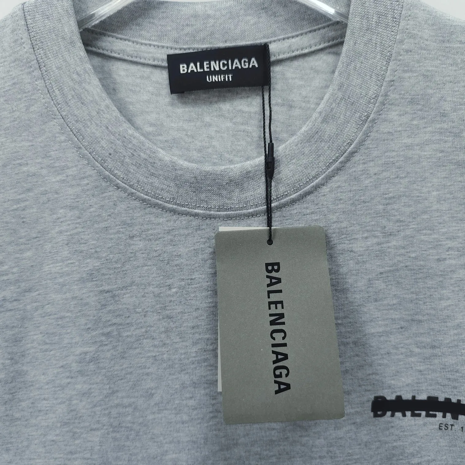 [New] Top tested version BALENCIAGA new tape letter printing male and female couple star same style pure cotton loose short-sleeved T-shirt The front and rear platens are hand-printed, precision mesh is used to make the stencil, imported environmentally friendly slurry is scraped, and the letters are clearly restored. The spacing between letters is all the same as the original version. The font size is consistent with the original version. The comparison code number ratio is increased and enlarged. The letters are strictly aligned to highly restore the spacing ratio and three-dimensional sense. The printing has no burrs. Basically, the color difference is minimized to be infinitely close. The printing has transparent bottom lines and no burrs. The yarn is made of Made of 18SJC and imported oil-proof treated thread, there will be no oil stains. The car is imported from Silver Sword with a knife, which does not eat the cloth or leave any cloth. The sewing machine needle uses a No. 9 round-head needle, which does not puncture or break the fibers of the fabric. The density of the thread is 3CM/14 needles, which is tight and not loose or sparse. The double-layer stitching of the back collar is firm and tight. The double chain of the shoulder is routed. The hem is tightened tightly. The fabric is full of drape and consistent with the pattern. The fabric is made of 280g double-ply double-yarn plain cotton fabric, which has full drape and smooth hand feel. Complete color matching from dyeing to craftsmanship, customized accessories with three standards Size: XS-L Color: Dark heather gray white black P: 250