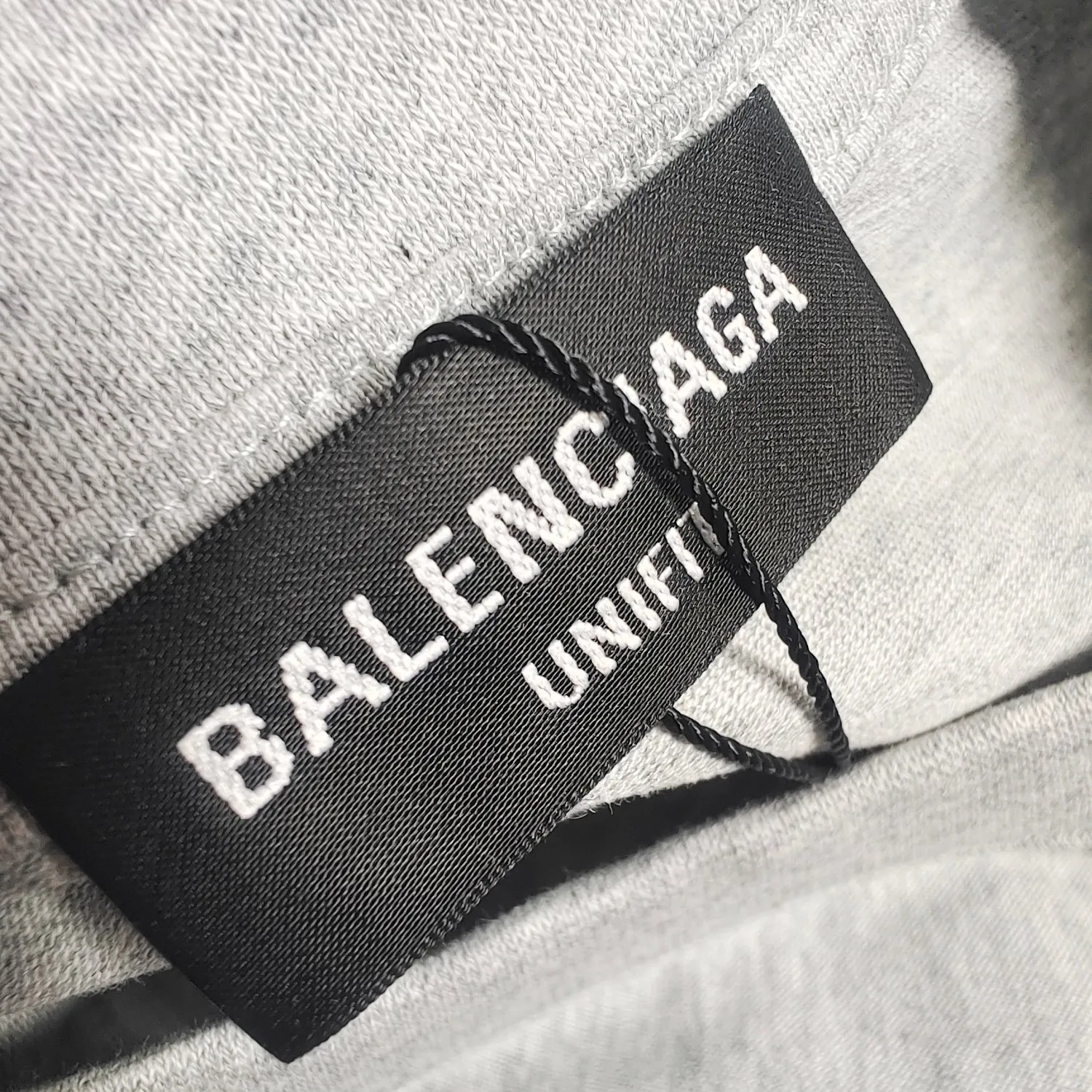 [New] Top tested version BALENCIAGA new tape letter printing male and female couple star same style pure cotton loose short-sleeved T-shirt The front and rear platens are hand-printed, precision mesh is used to make the stencil, imported environmentally friendly slurry is scraped, and the letters are clearly restored. The spacing between letters is all the same as the original version. The font size is consistent with the original version. The comparison code number ratio is increased and enlarged. The letters are strictly aligned to highly restore the spacing ratio and three-dimensional sense. The printing has no burrs. Basically, the color difference is minimized to be infinitely close. The printing has transparent bottom lines and no burrs. The yarn is made of Made of 18SJC and imported oil-proof treated thread, there will be no oil stains. The car is imported from Silver Sword with a knife, which does not eat the cloth or leave any cloth. The sewing machine needle uses a No. 9 round-head needle, which does not puncture or break the fibers of the fabric. The density of the thread is 3CM/14 needles, which is tight and not loose or sparse. The double-layer stitching of the back collar is firm and tight. The double chain of the shoulder is routed. The hem is tightened tightly. The fabric is full of drape and consistent with the pattern. The fabric is made of 280g double-ply double-yarn plain cotton fabric, which has full drape and smooth hand feel. Complete color matching from dyeing to craftsmanship, customized accessories with three standards Size: XS-L Color: Dark heather gray white black P: 250