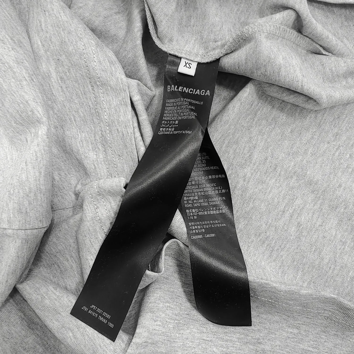 [New] Top tested version BALENCIAGA new tape letter printing male and female couple star same style pure cotton loose short-sleeved T-shirt The front and rear platens are hand-printed, precision mesh is used to make the stencil, imported environmentally friendly slurry is scraped, and the letters are clearly restored. The spacing between letters is all the same as the original version. The font size is consistent with the original version. The comparison code number ratio is increased and enlarged. The letters are strictly aligned to highly restore the spacing ratio and three-dimensional sense. The printing has no burrs. Basically, the color difference is minimized to be infinitely close. The printing has transparent bottom lines and no burrs. The yarn is made of Made of 18SJC and imported oil-proof treated thread, there will be no oil stains. The car is imported from Silver Sword with a knife, which does not eat the cloth or leave any cloth. The sewing machine needle uses a No. 9 round-head needle, which does not puncture or break the fibers of the fabric. The density of the thread is 3CM/14 needles, which is tight and not loose or sparse. The double-layer stitching of the back collar is firm and tight. The double chain of the shoulder is routed. The hem is tightened tightly. The fabric is full of drape and consistent with the pattern. The fabric is made of 280g double-ply double-yarn plain cotton fabric, which has full drape and smooth hand feel. Complete color matching from dyeing to craftsmanship, customized accessories with three standards Size: XS-L Color: Dark heather gray white black P: 250