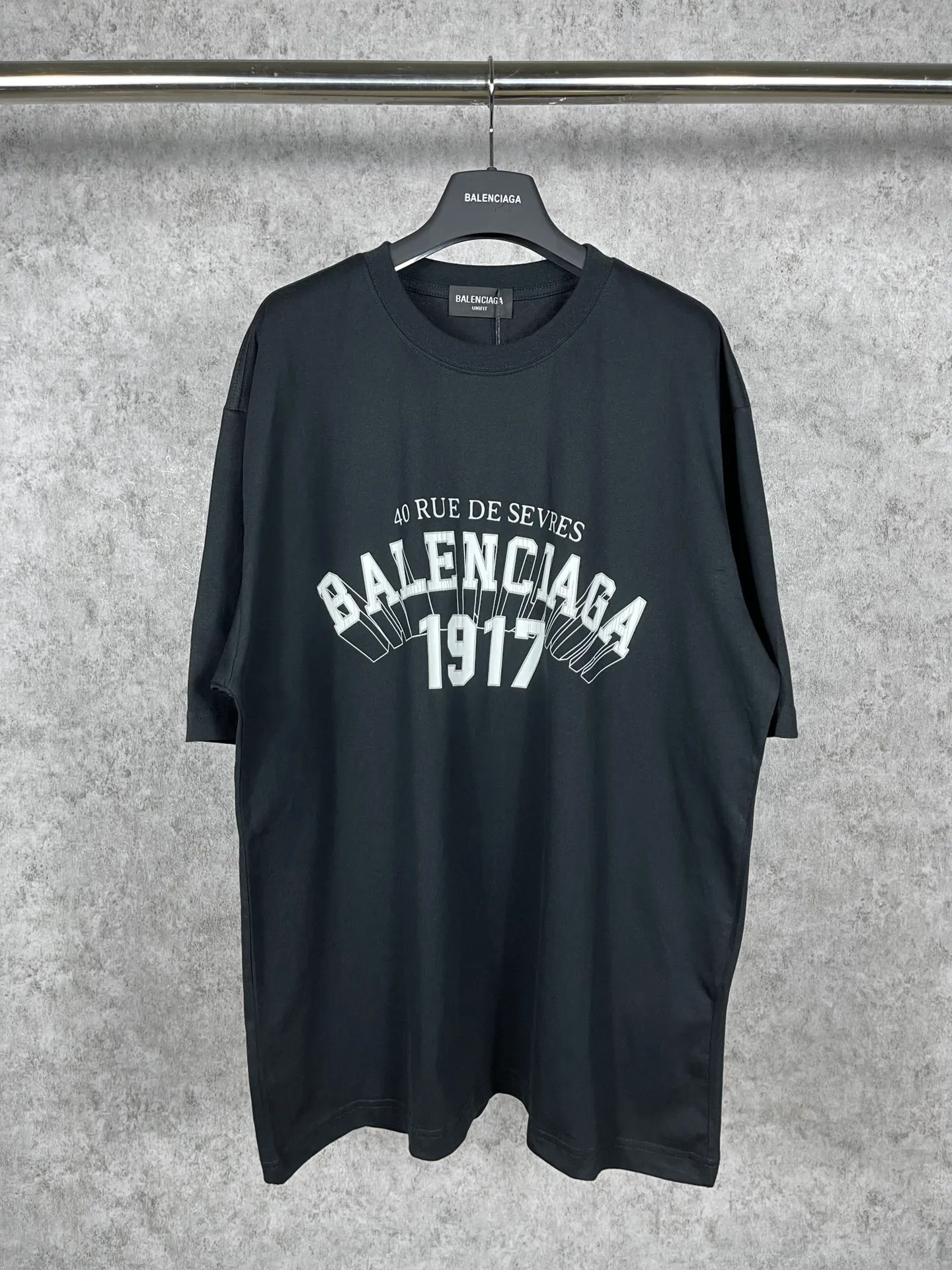 🅿️166 real photos [Top version. Official website quality] BALENCI*GA/Paris.1917 3D classic letter LOGO printed short-sleeved T-shirt. Brick cabinet synchronization. The fabric is made of Paris ZP custom-woven and dyed 100% cotton double yarn compact cotton. The weight is 260 grams, the cloth surface is clean. The cloth pattern is clear, soft and comfortable. The threads are dyed with no color difference. The classic pattern is printed with environmentally friendly imported materials, straight cracks and cracked glue. Precision printing screen, the letters are clear and the effect is three-dimensional. Different market currency, welcome to compare, the version adopts OS loose shoulder version. Same style for men and women Coding: BL223050 Color: black, white Size: XS S M L
